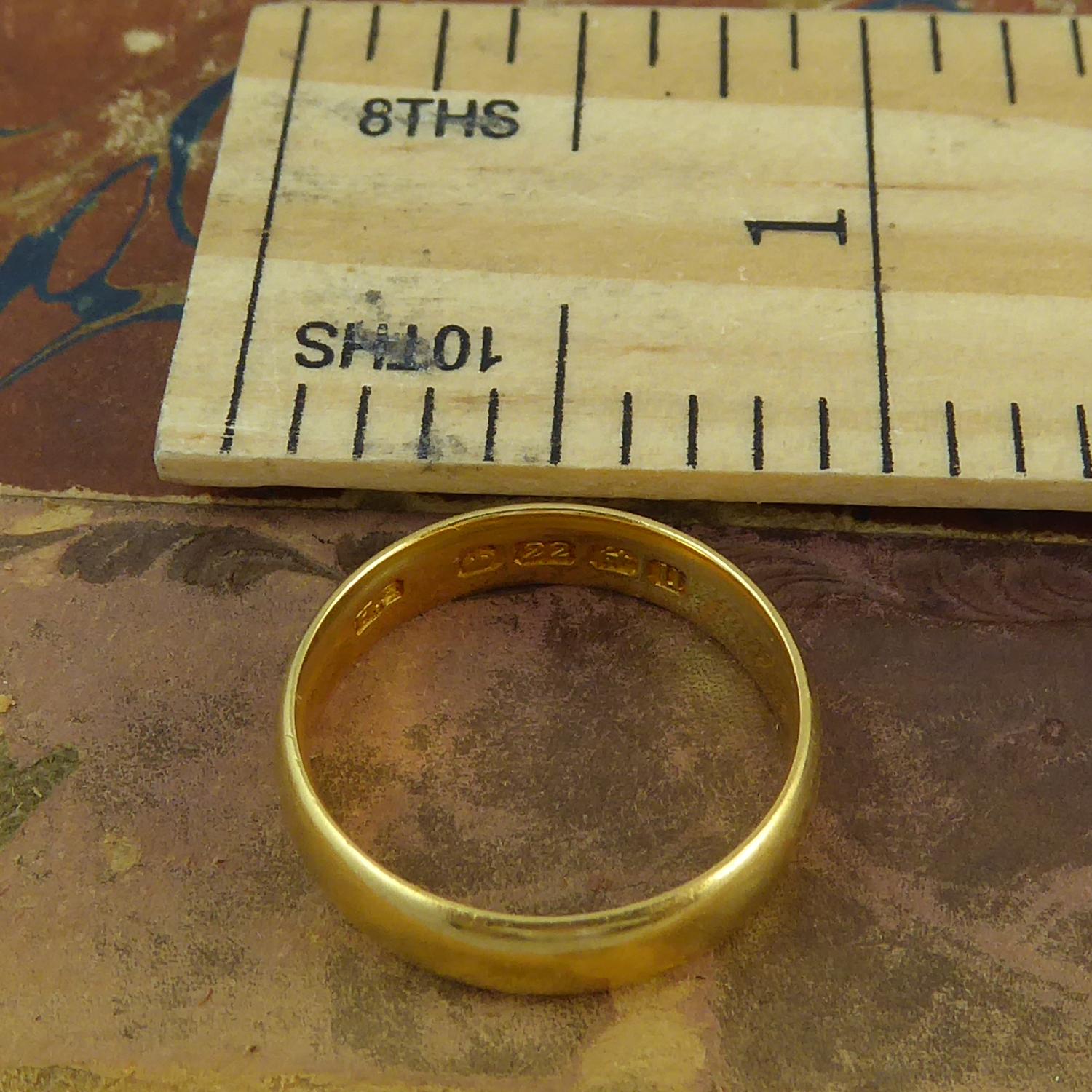 Antique Gold Wedding Ring, 22 Carat Yellow Gold, Birmingham 1919 Hallmark In Excellent Condition In Yorkshire, West Yorkshire