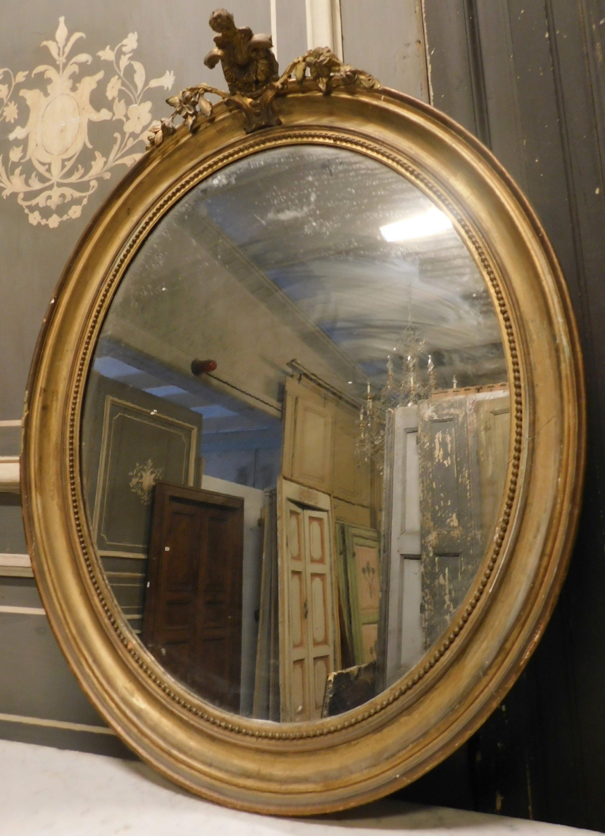 Antique wooden mirror with gold frame, to hang on the wall or to be installed on sideboards or consoles, also suitable for luxury bathrooms, it has a simple shape that can be combined with the modern one. Classic taste in good condition and with