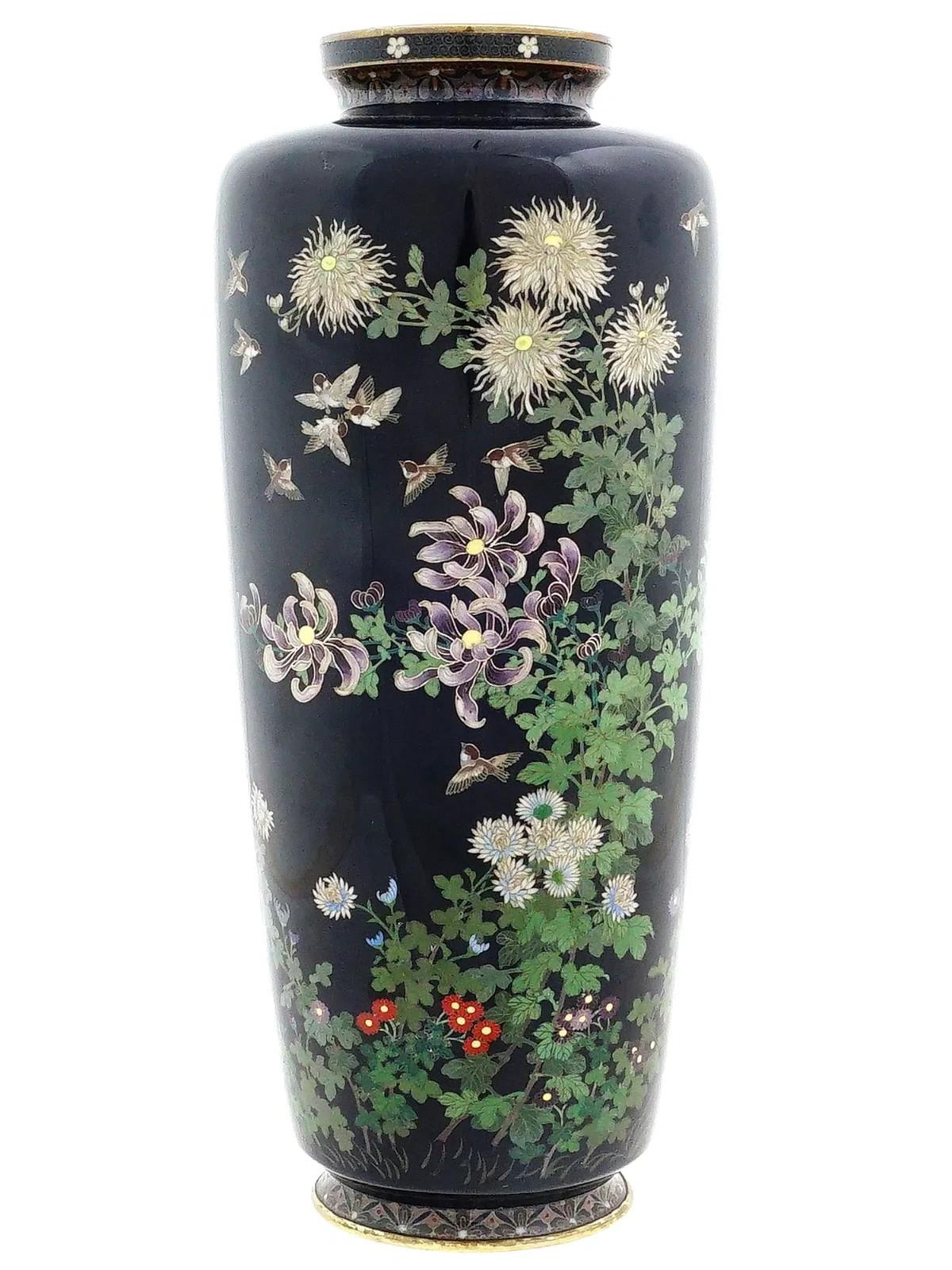 Antiguo jarrón japonés, de finales de la era Meiji, con pie de esmalte sobre cobre, a la manera de Hayashi Tanigoro, c.1895 a 1935. 


El jarrón en forma de urna está esmaltado con un diseño polícromo que representa pájaros en flores florecientes