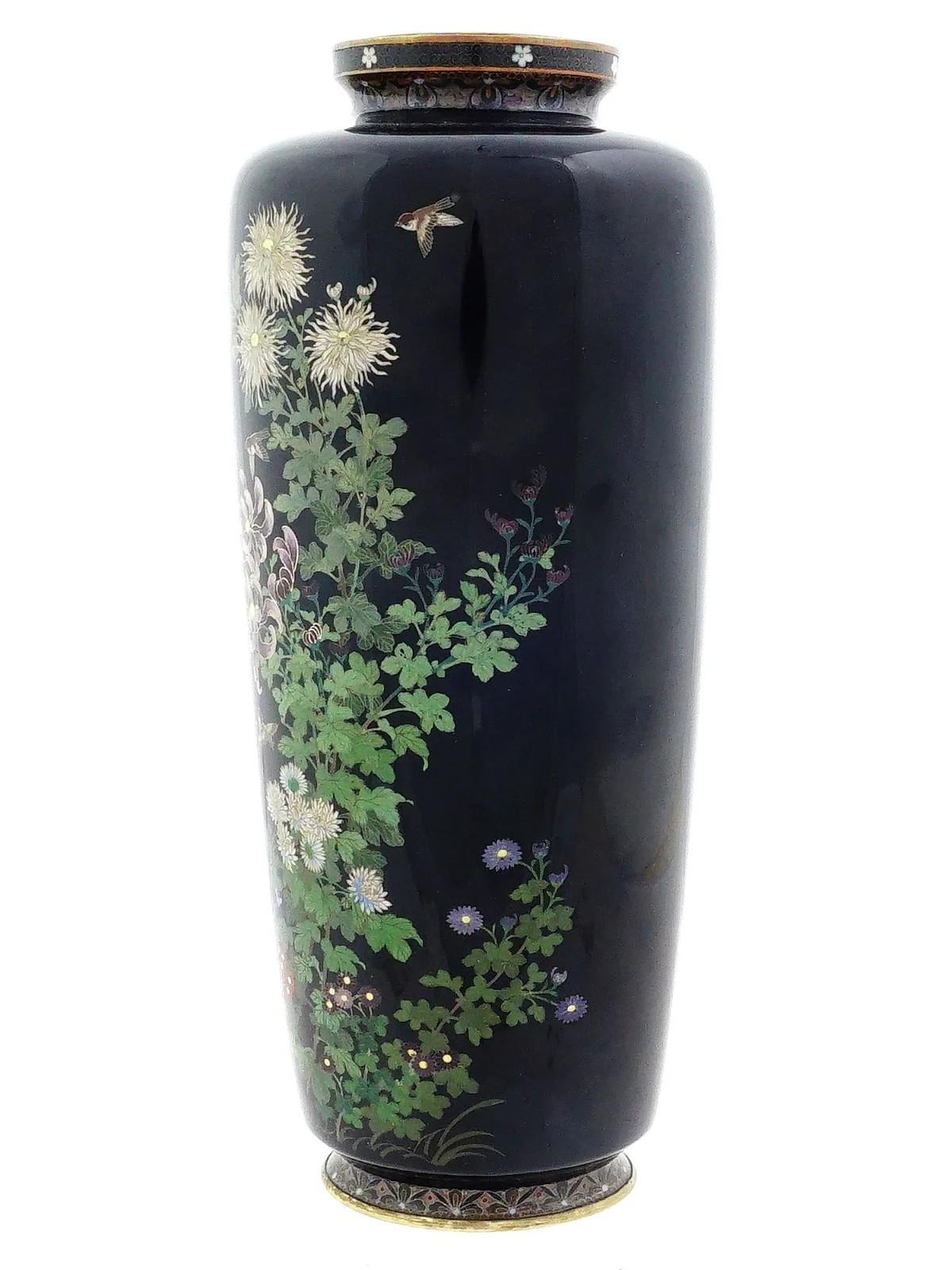 Antiguo Jarrón Japonés de la Edad de Oro con Esmalte Cloisonné Crisantemos y Gorriones Cloissoné en venta