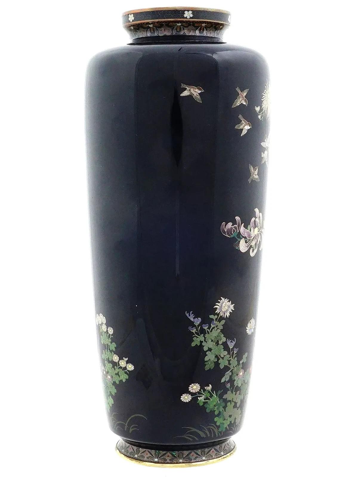 Antiguo Jarrón Japonés de la Edad de Oro con Esmalte Cloisonné Crisantemos y Gorriones en Bueno estado para la venta en Long Island City, NY
