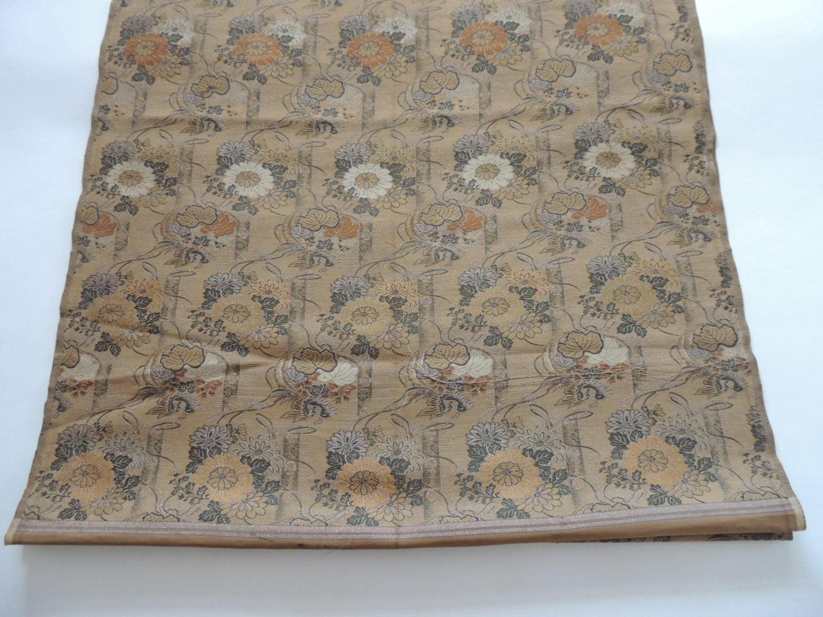 Antique golden and green woven silk obi textile.
Woven textile with silk and metallic threads, depicting chrysanthemum and birds.
Ideal for pillows, upholstery or shades.
Size: 26