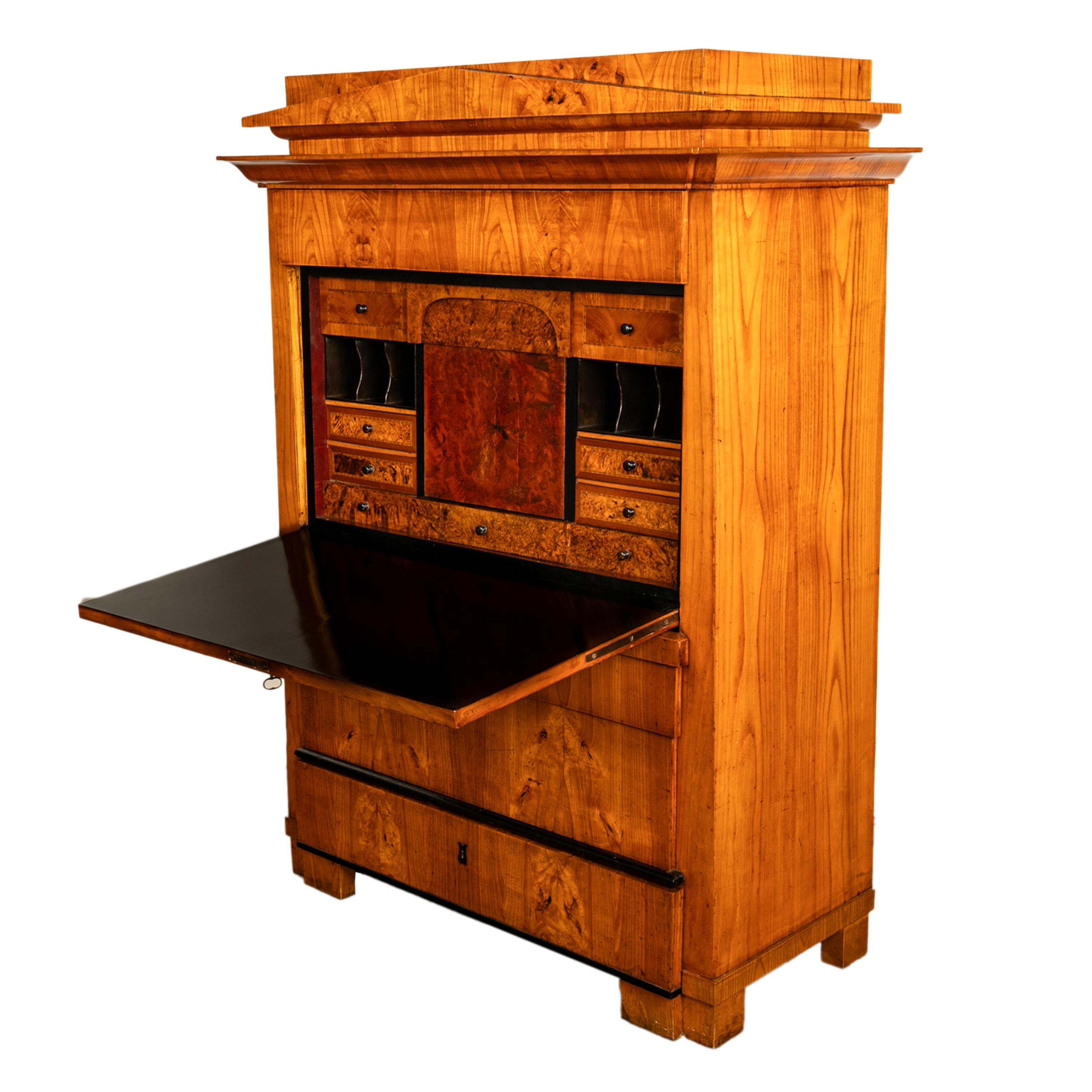 Ein sehr eleganter antiker Biedermeier Sekretär aus Goldesche und Ebenholz, Schweden, um 1820.

Der Sekretär Brust ist aus dem feinsten goldenen Esche und ebonized Akzente, die Oberseite der Brust mit einem architektonischen Giebel, unten ist eine