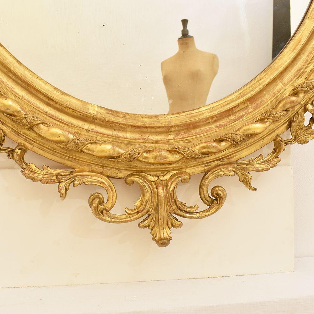 Doré Miroir ancien doré, miroir mural ovale, cadre en feuilles d'or, XIXe siècle en vente