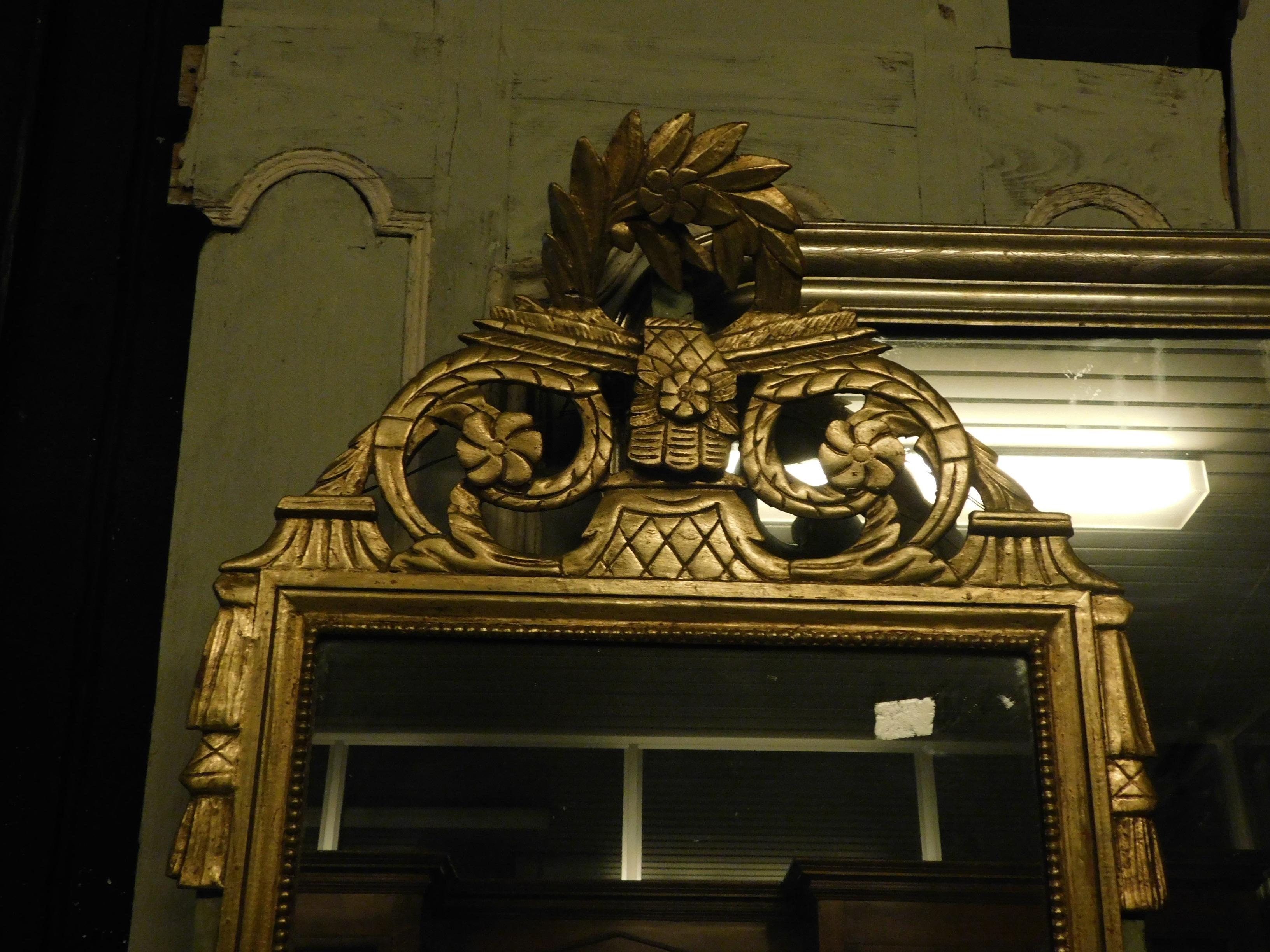 Antique Golden Mirror Wood, Floral Carved Decorations, 1800, Italy In Good Condition In Cuneo, Italy (CN)