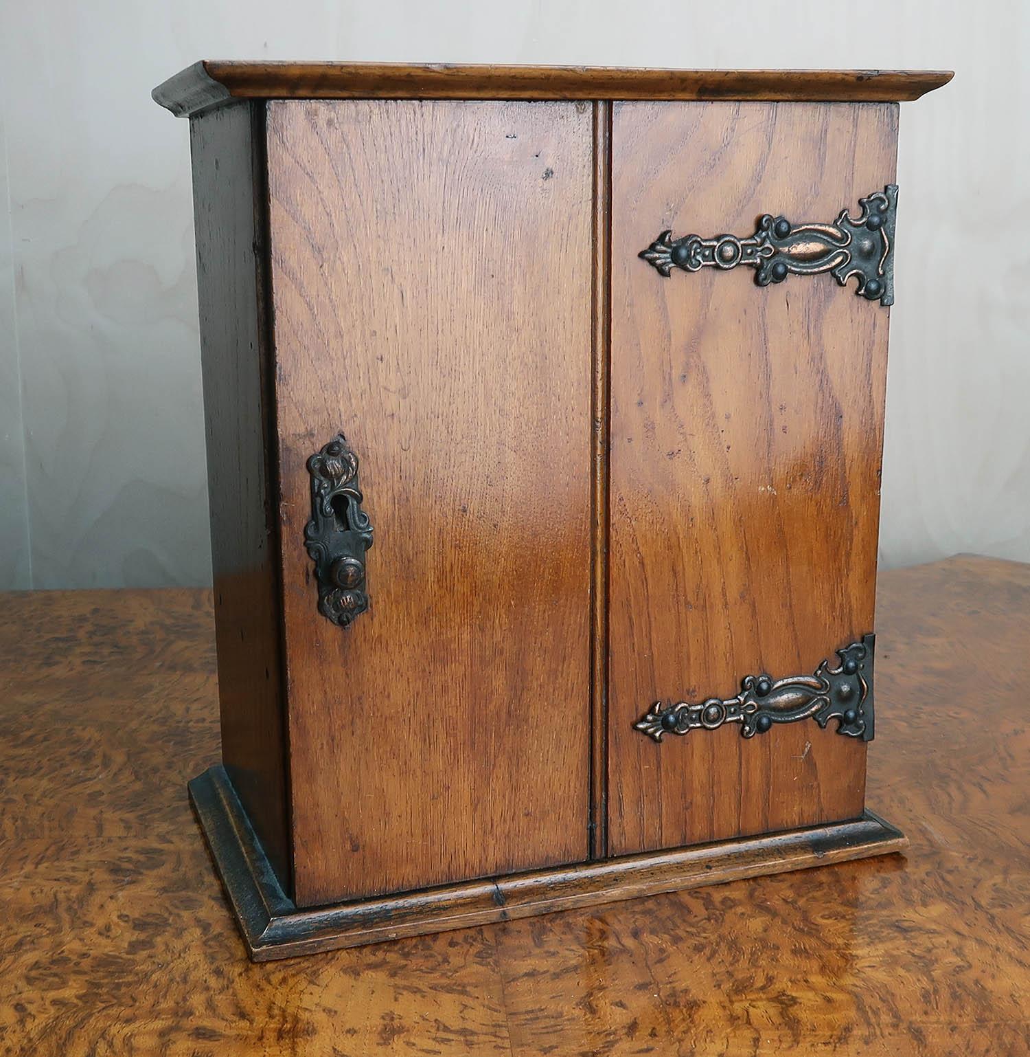 Precioso mueble ahumador de roble dorado

 Un color delicioso

Herrajes originales de latón con pátina de 