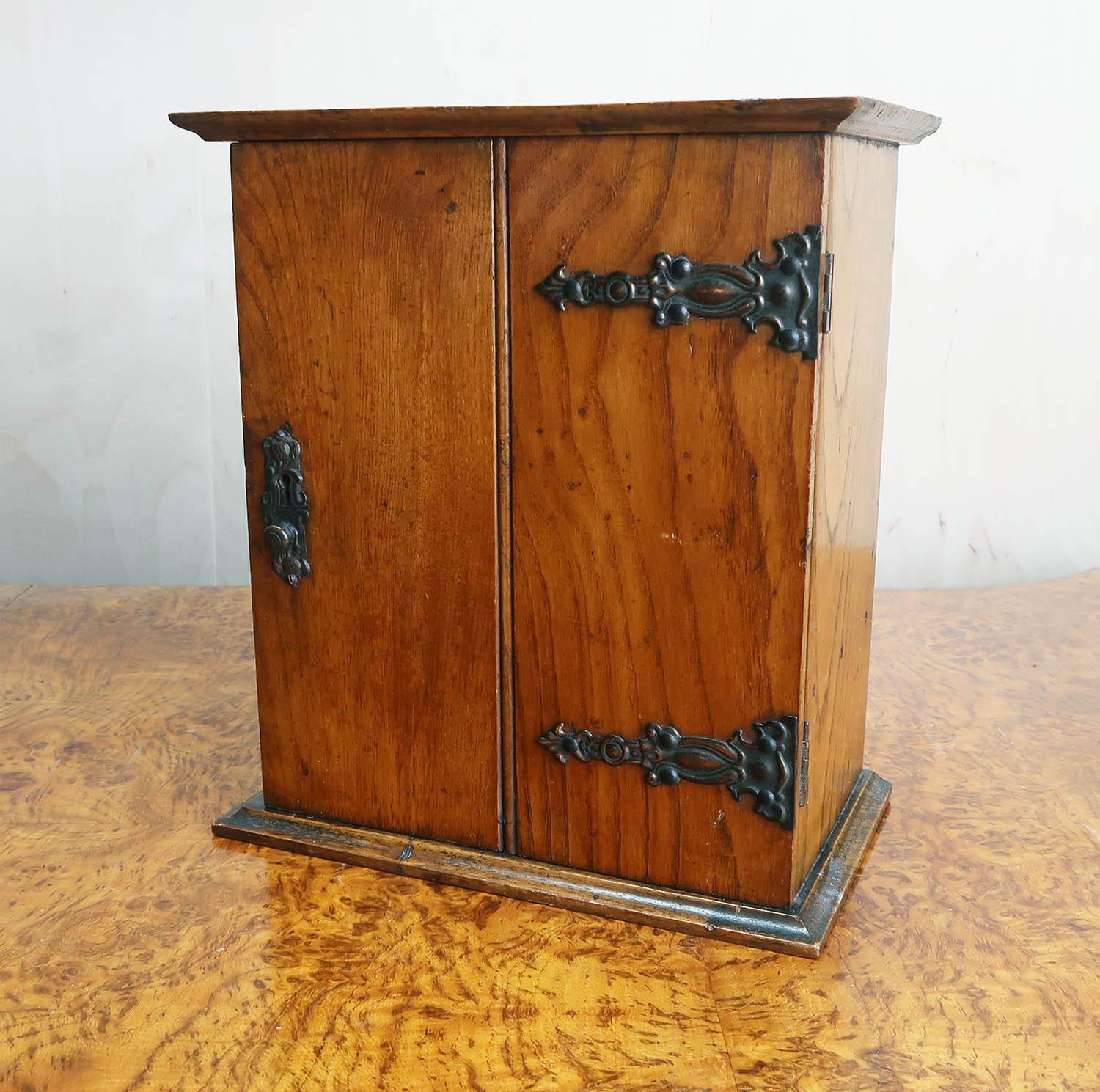 Antiguo mueble ahumador de roble dorado. Inglés C.1910 Eduardiano