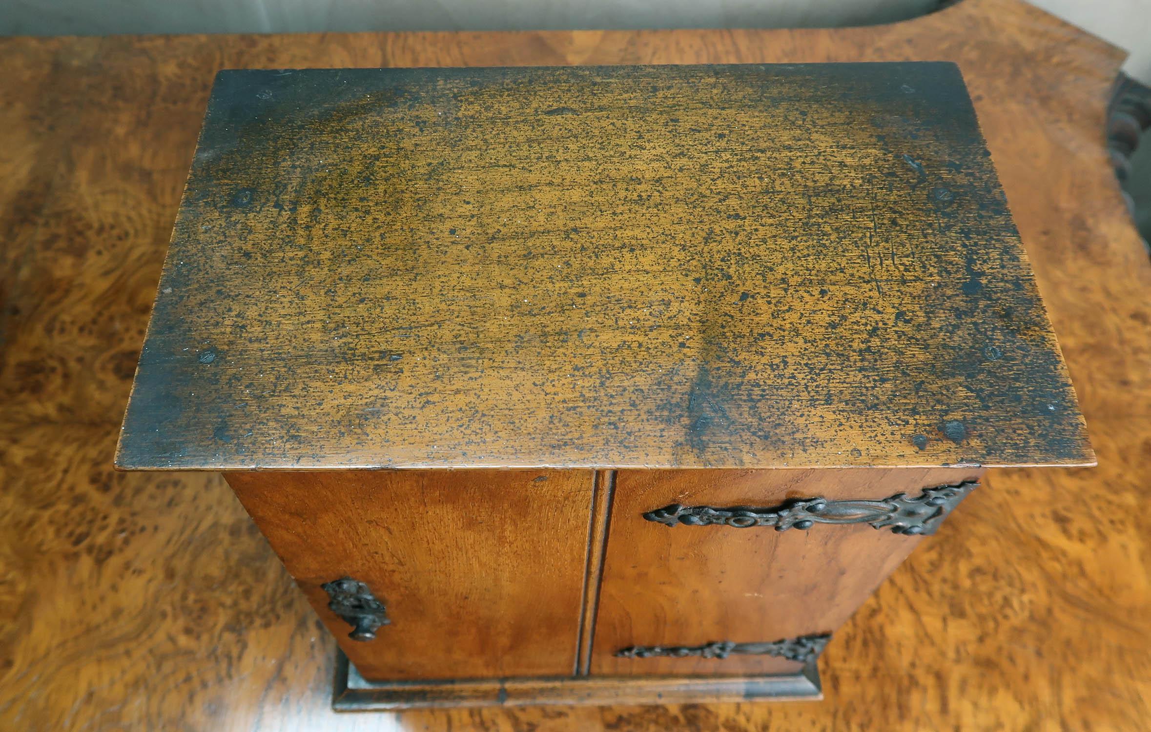 Antiguo mueble ahumador de roble dorado. Inglés C.1910 Latón