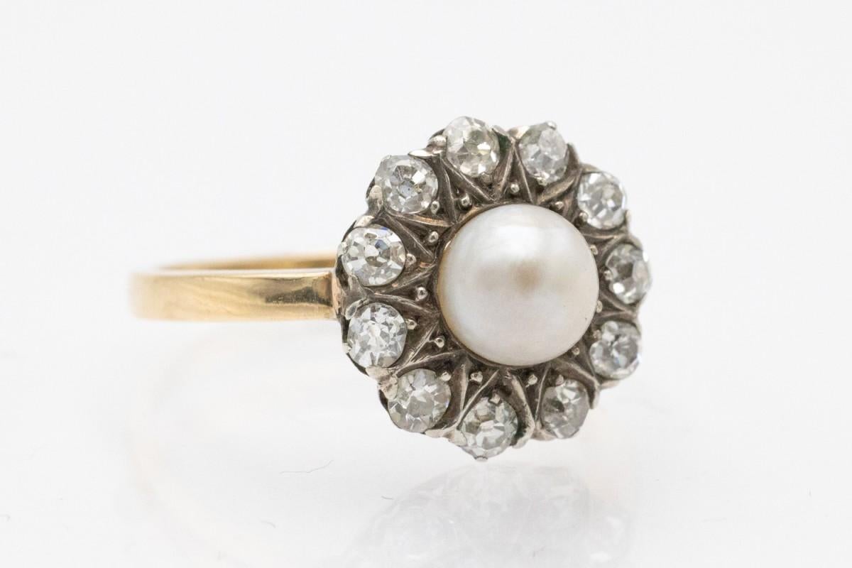 Elegant gold ring with diamonds and pearl

Ring size: 57

Made of 0.710 yellow gold and 0.900 silver elements decorated with 11 old-cut diamonds with a total weight of 0.70ct (SI2-VS2 purity, G-I color) and a cultured saltwater pearl

Origin: