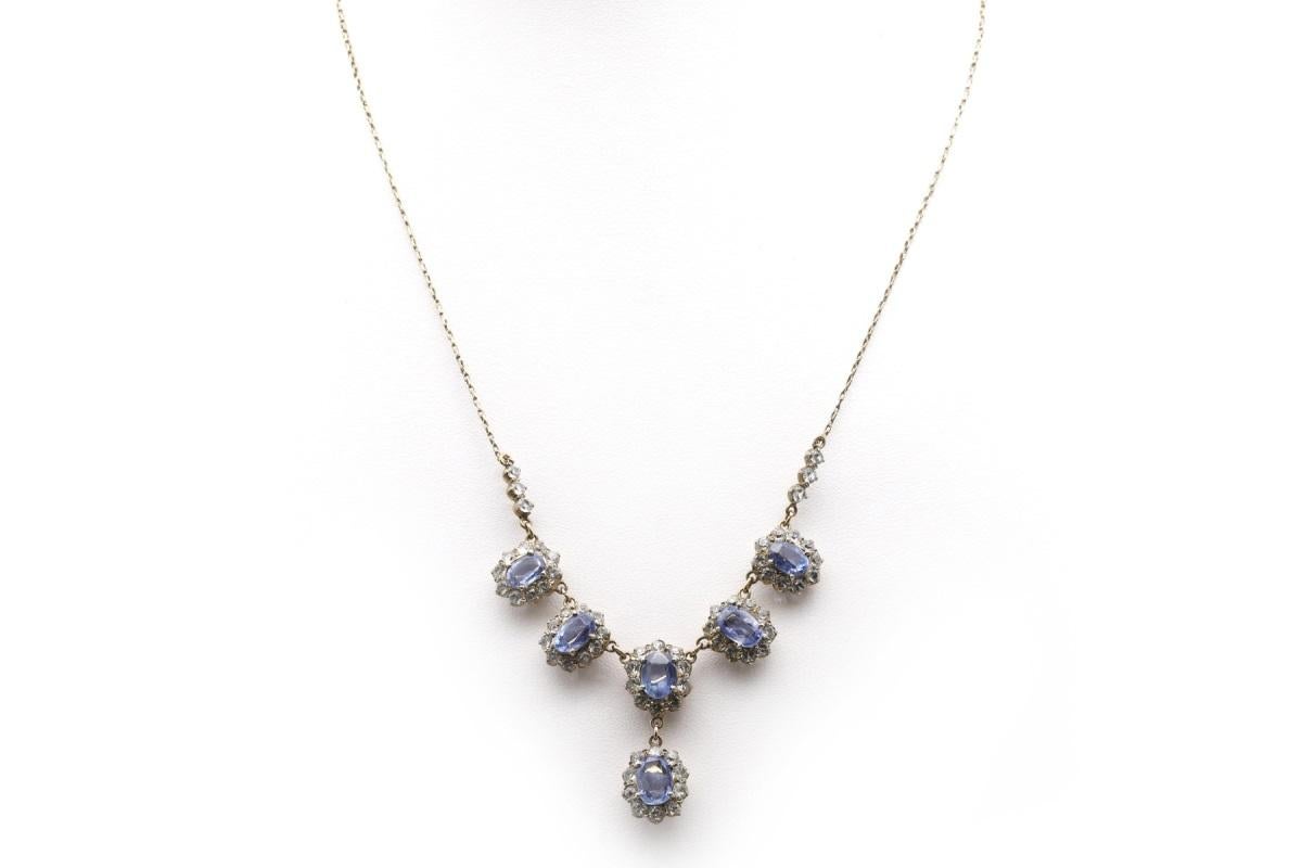 Antiguo conjunto dorado de collar y pendientes con zafiros azules y blancos en venta 2