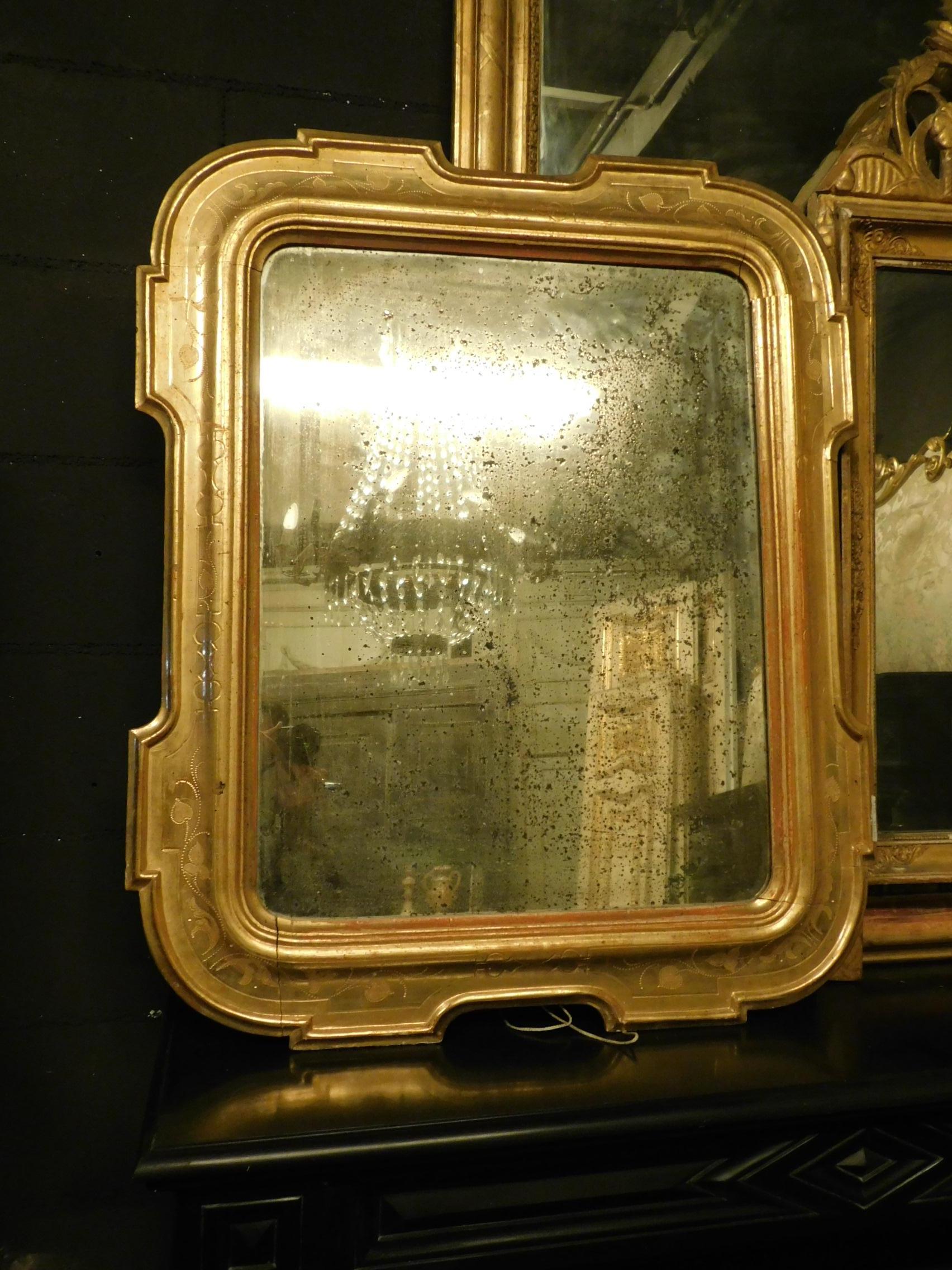 Antique gilded wood rectangular mirror, with frame bas-reliefs, wings and flower decoration, Umbertino period (1800), Italy origin, convenient to use in all environments and of good measure to mirror us.