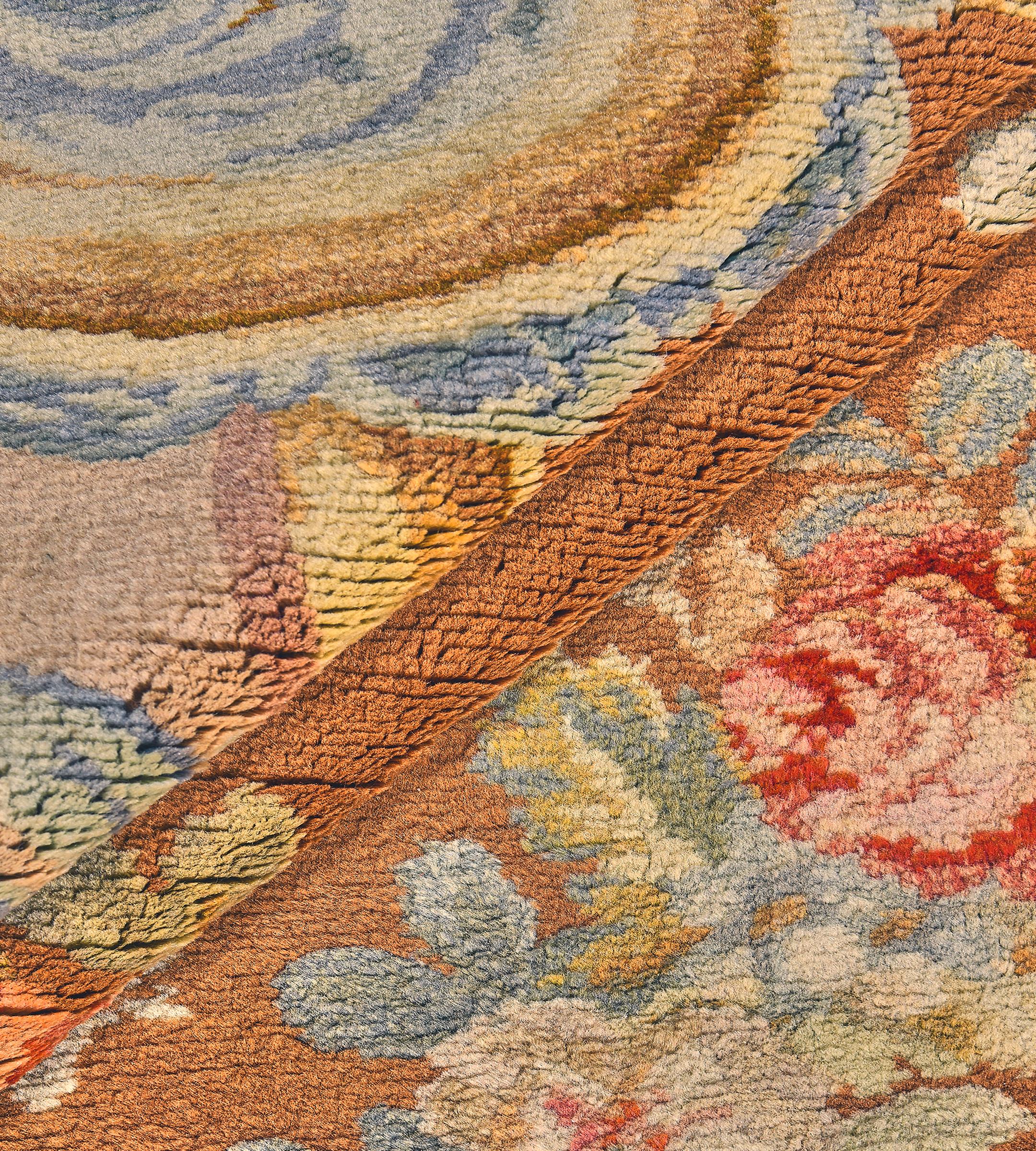 Ancien tapis de laine de Savonnerie français à fleurs jaune doré tissé à la main en vente 3