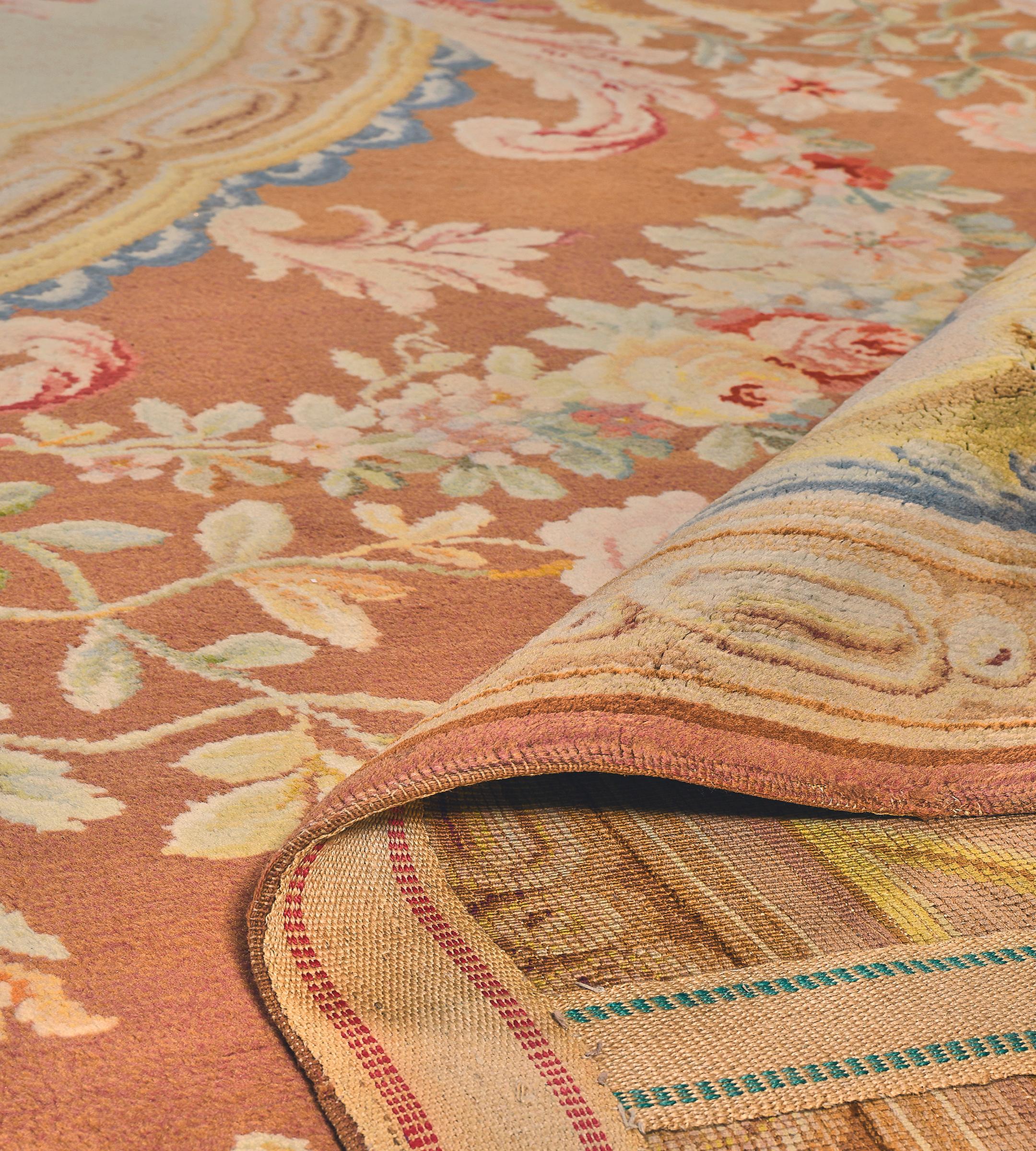 Ancien tapis de laine de Savonnerie français à fleurs jaune doré tissé à la main en vente 4
