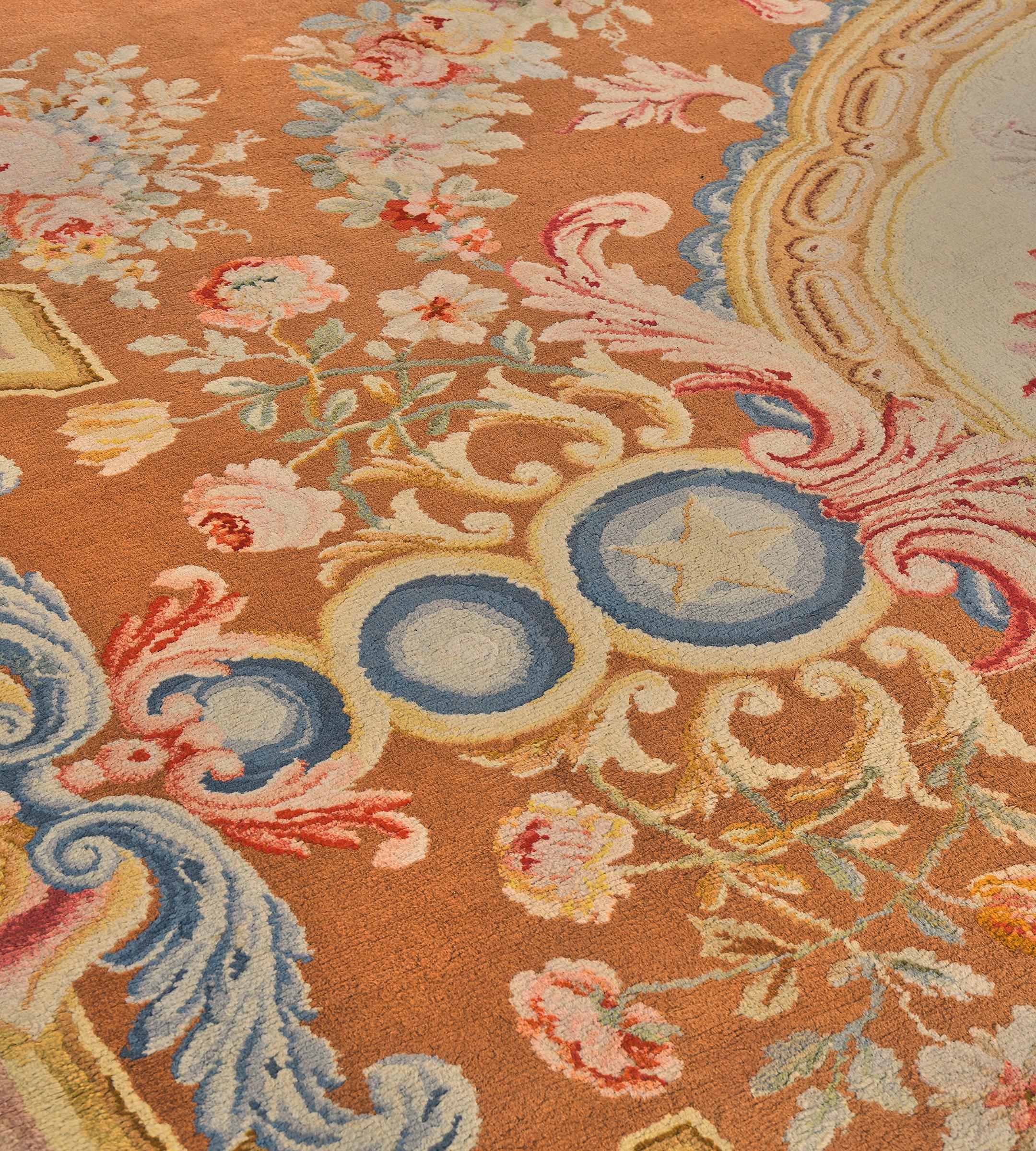 Français Ancien tapis de laine de Savonnerie français à fleurs jaune doré tissé à la main en vente