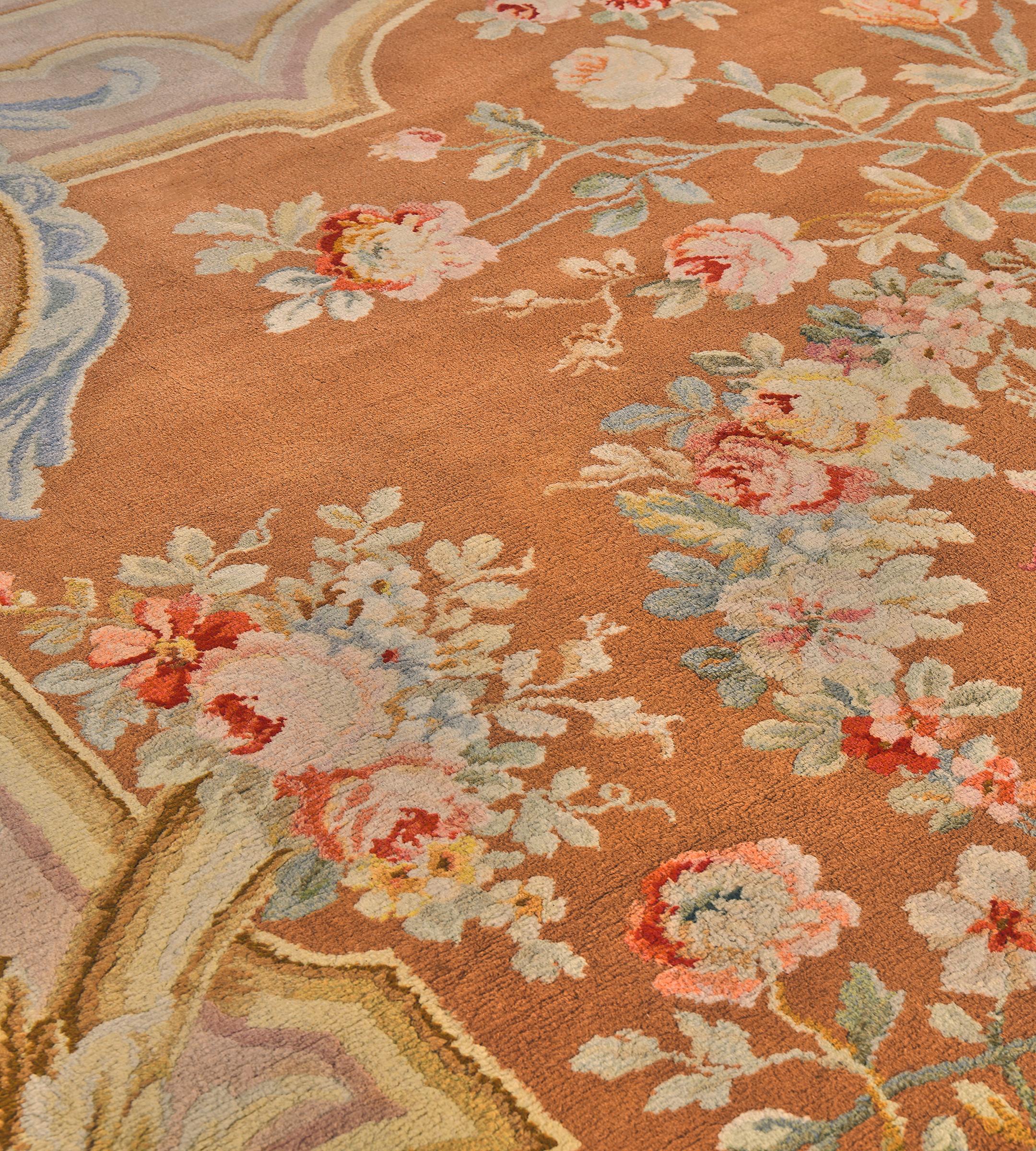 Noué à la main Ancien tapis de laine de Savonnerie français à fleurs jaune doré tissé à la main en vente