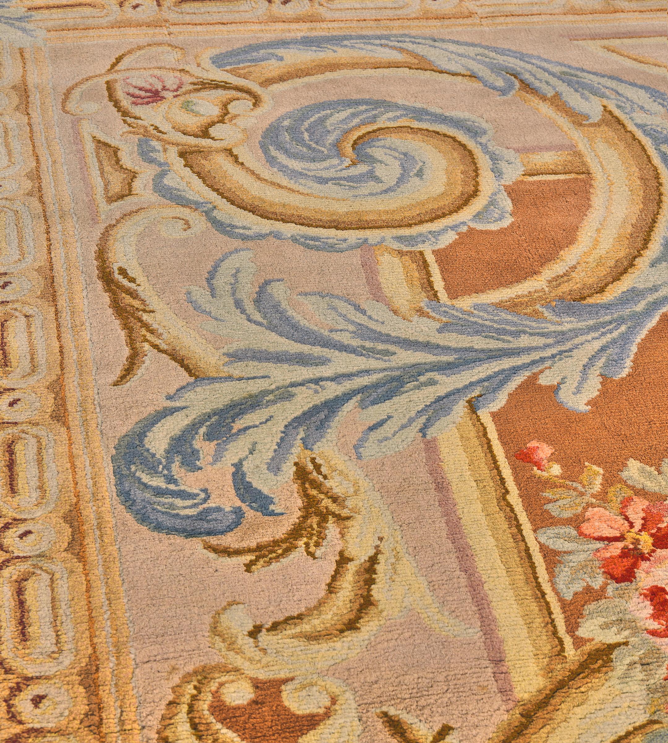 Ancien tapis de laine de Savonnerie français à fleurs jaune doré tissé à la main Bon état - En vente à West Hollywood, CA