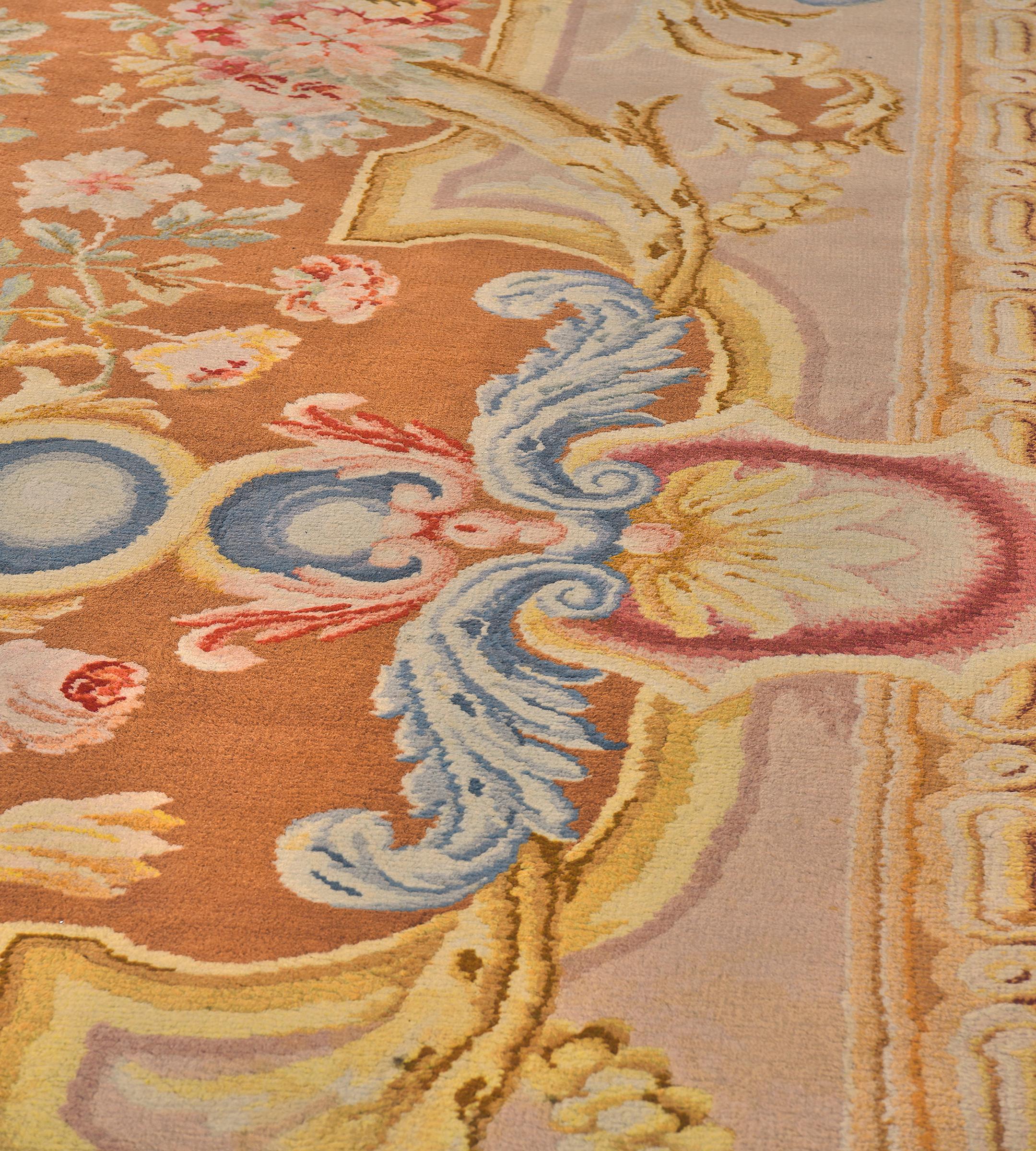 20ième siècle Ancien tapis de laine de Savonnerie français à fleurs jaune doré tissé à la main en vente