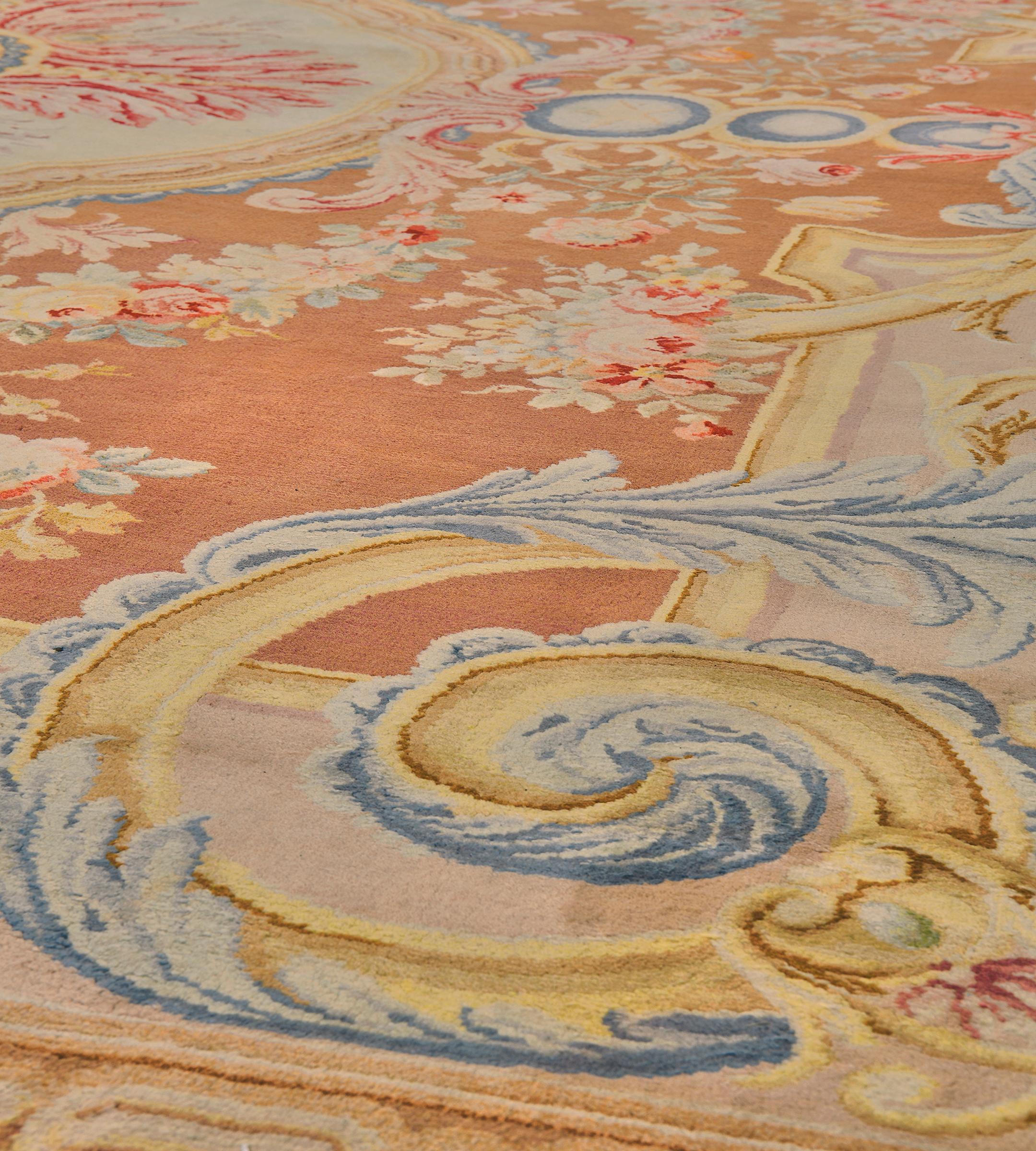 Ancien tapis de laine de Savonnerie français à fleurs jaune doré tissé à la main en vente 1