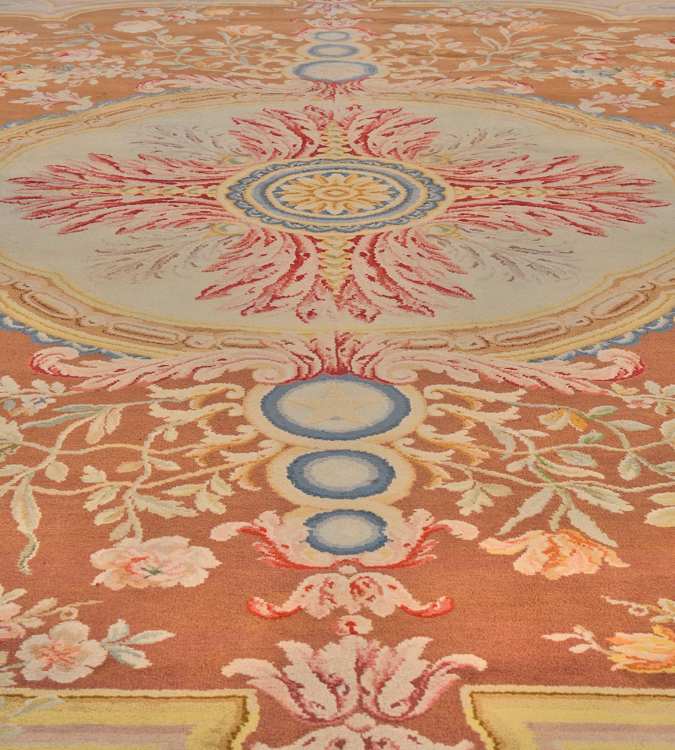 Ancien tapis de laine de Savonnerie français à fleurs jaune doré tissé à la main en vente 2