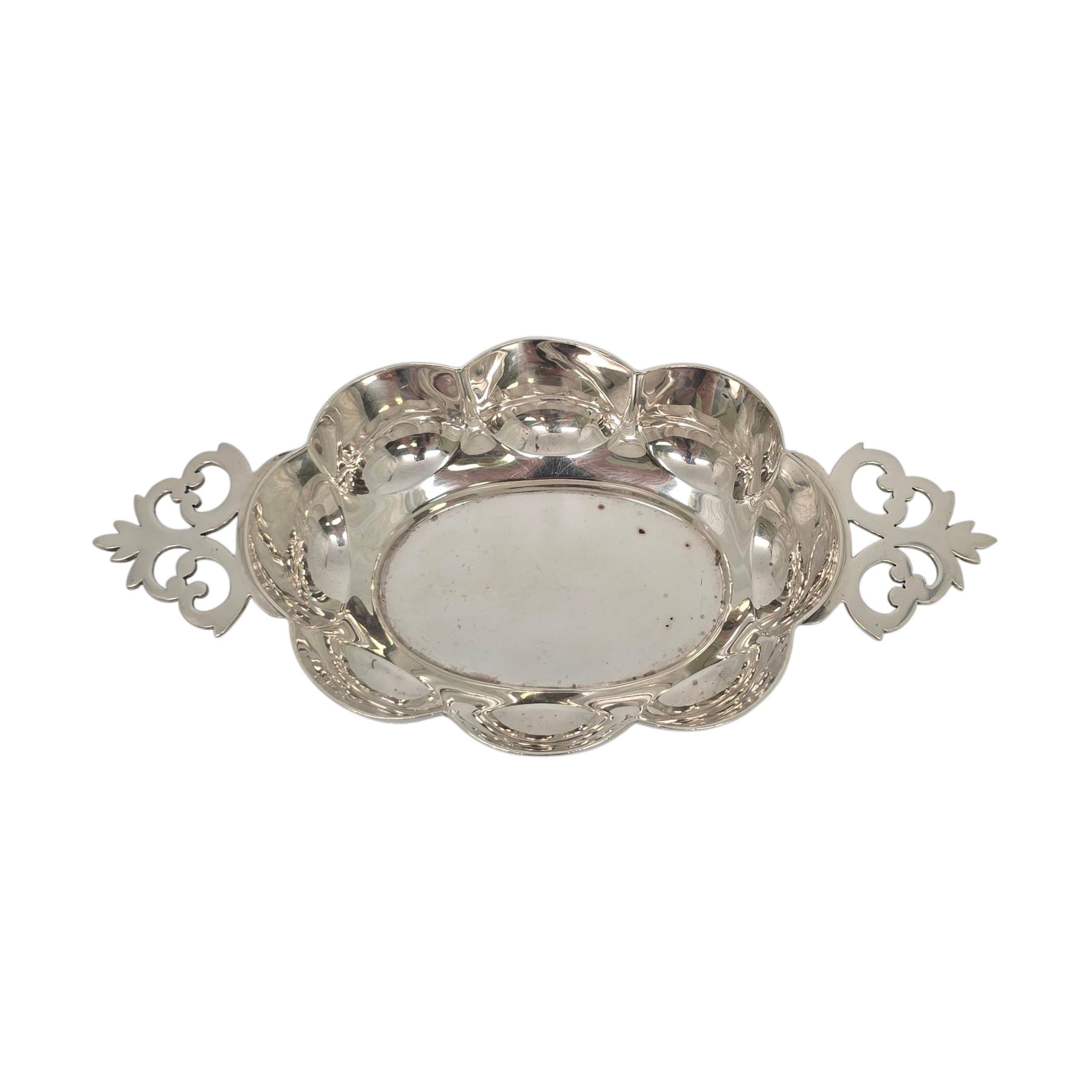 Antica ciotola Quaich ovale smerlata in argento sterling di Goldsmiths & Silversmiths

Questo quaich è caratterizzato da una bellissima ciotola con design a smerlo e 2 manici aperti. Hallmark data questo pezzo al 1896.

Pesa circa 153,1g,