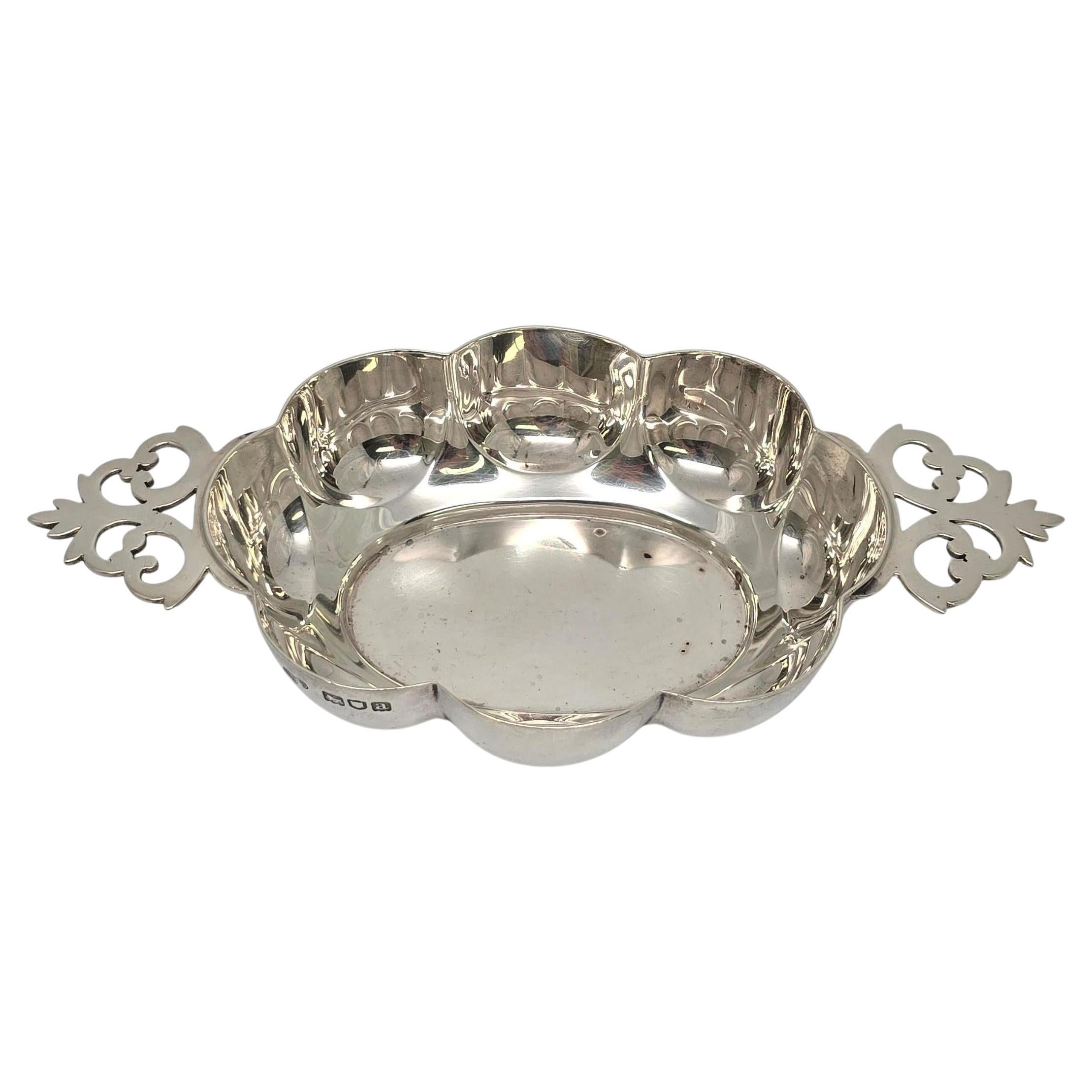 Antica ciotola Quaich ovale smerlata in argento Sterling Goldsmiths & Silversmiths 23223