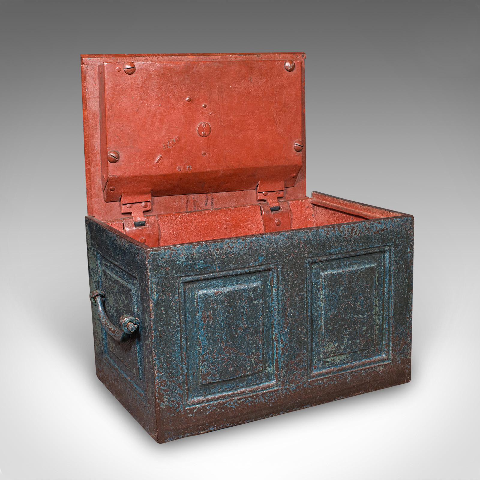 Dies ist ein hervorragender antiker Goldschmiedetresor. Ein englischer, gusseiserner Tresor mit Schloss, aus der viktorianischen Zeit, um 1880. Dieser schwere Tresor mit seinem beachtlichen Gewicht und seiner Präsenz verkörpert die Langlebigkeit und