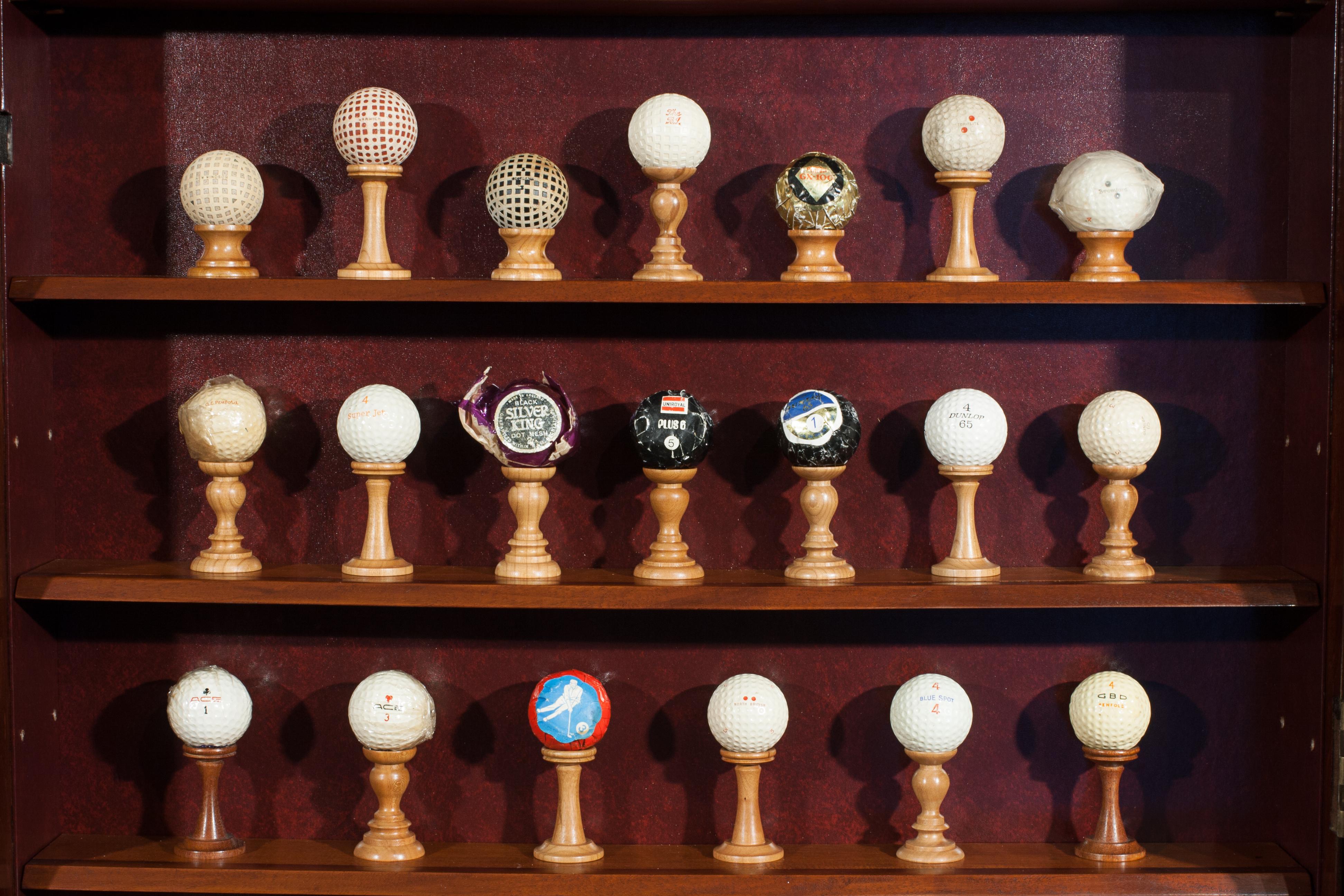 Antique Golf Ball Collection from 1890 - 1960 in Cabinet In Good Condition In Oxfordshire, GB