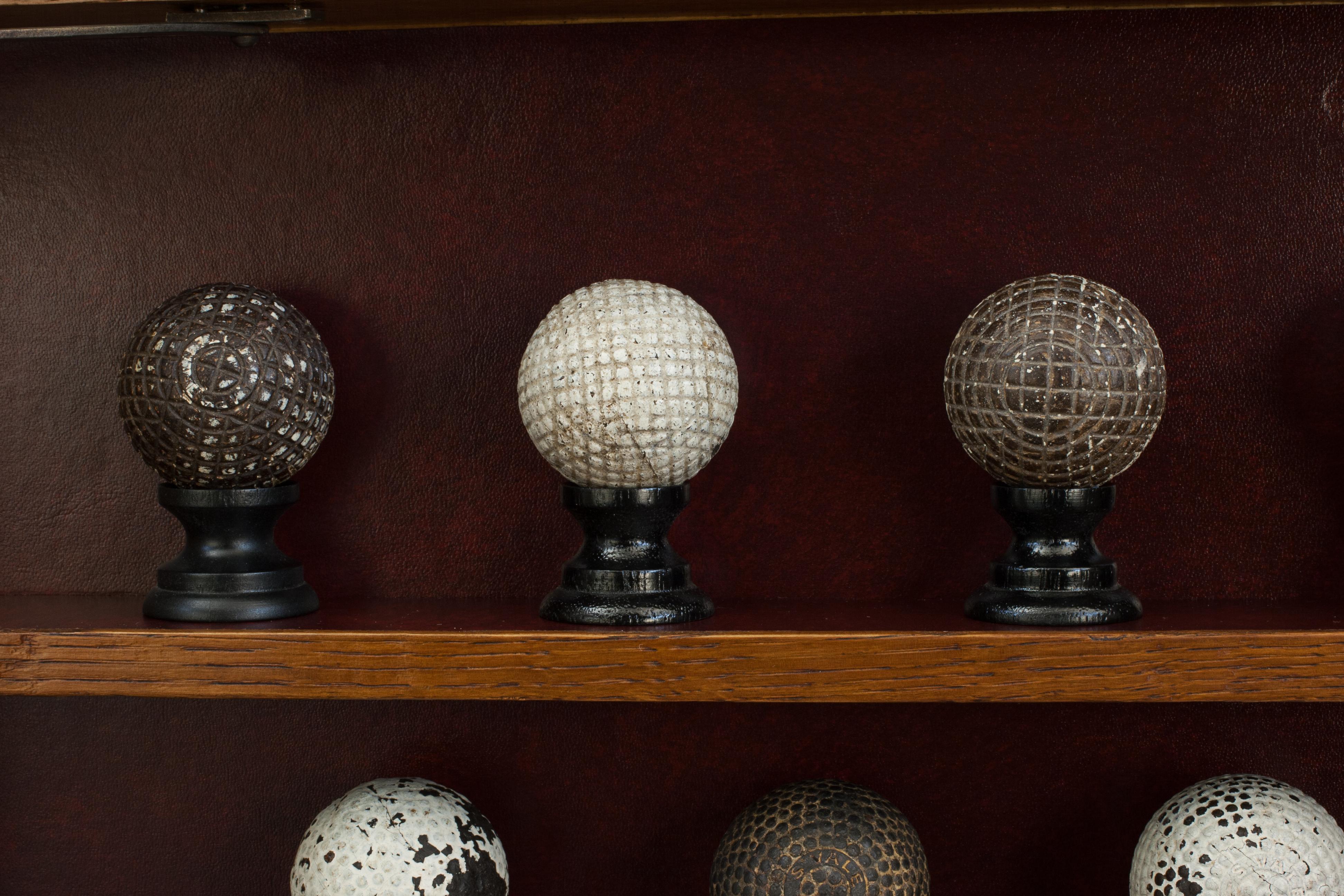 Pelotas de golf antiguas en vitrina en venta 3