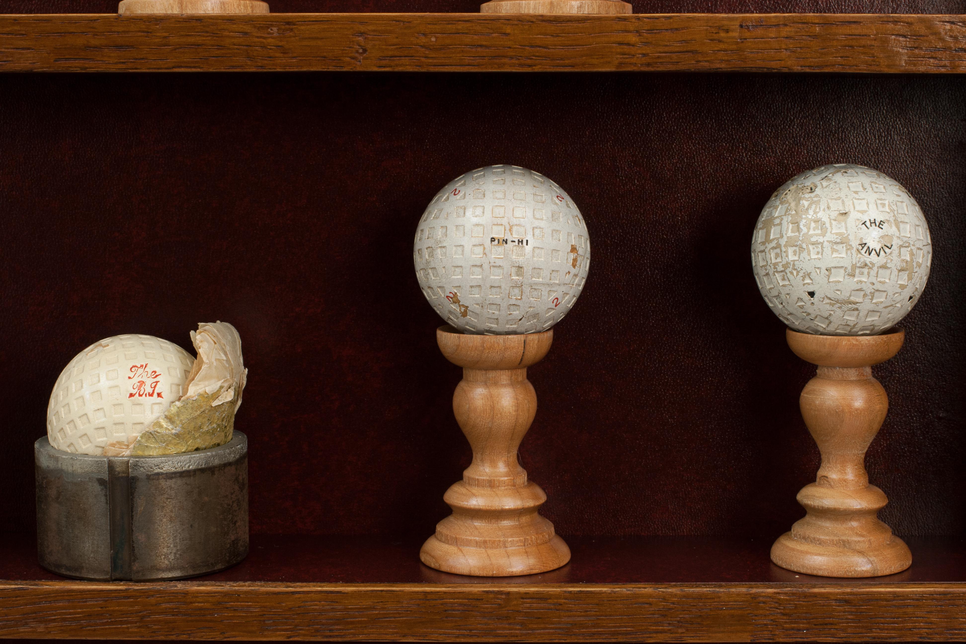 Pelotas de golf antiguas en vitrina en venta 9