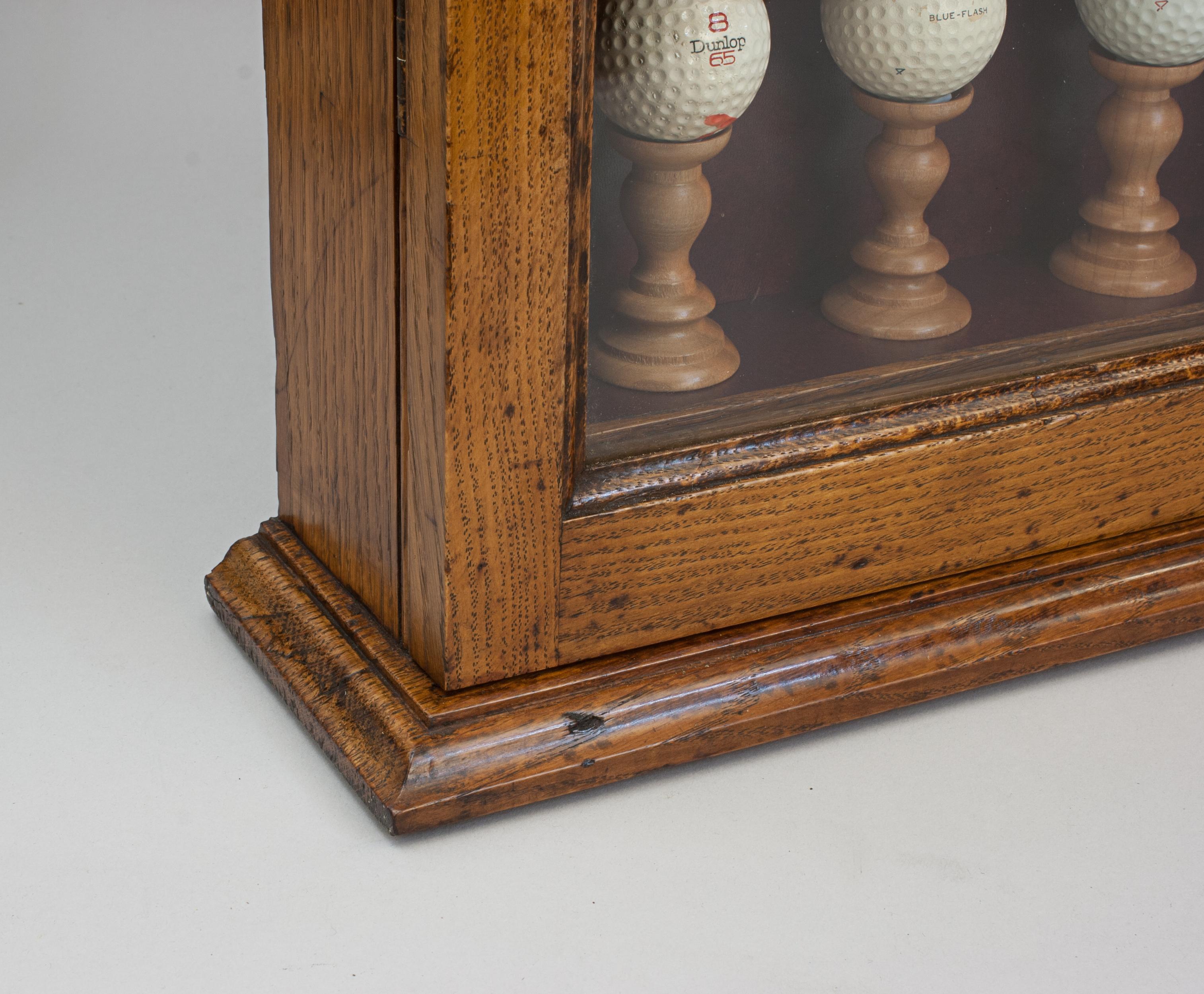 Pelotas de golf antiguas en vitrina siglo XX en venta