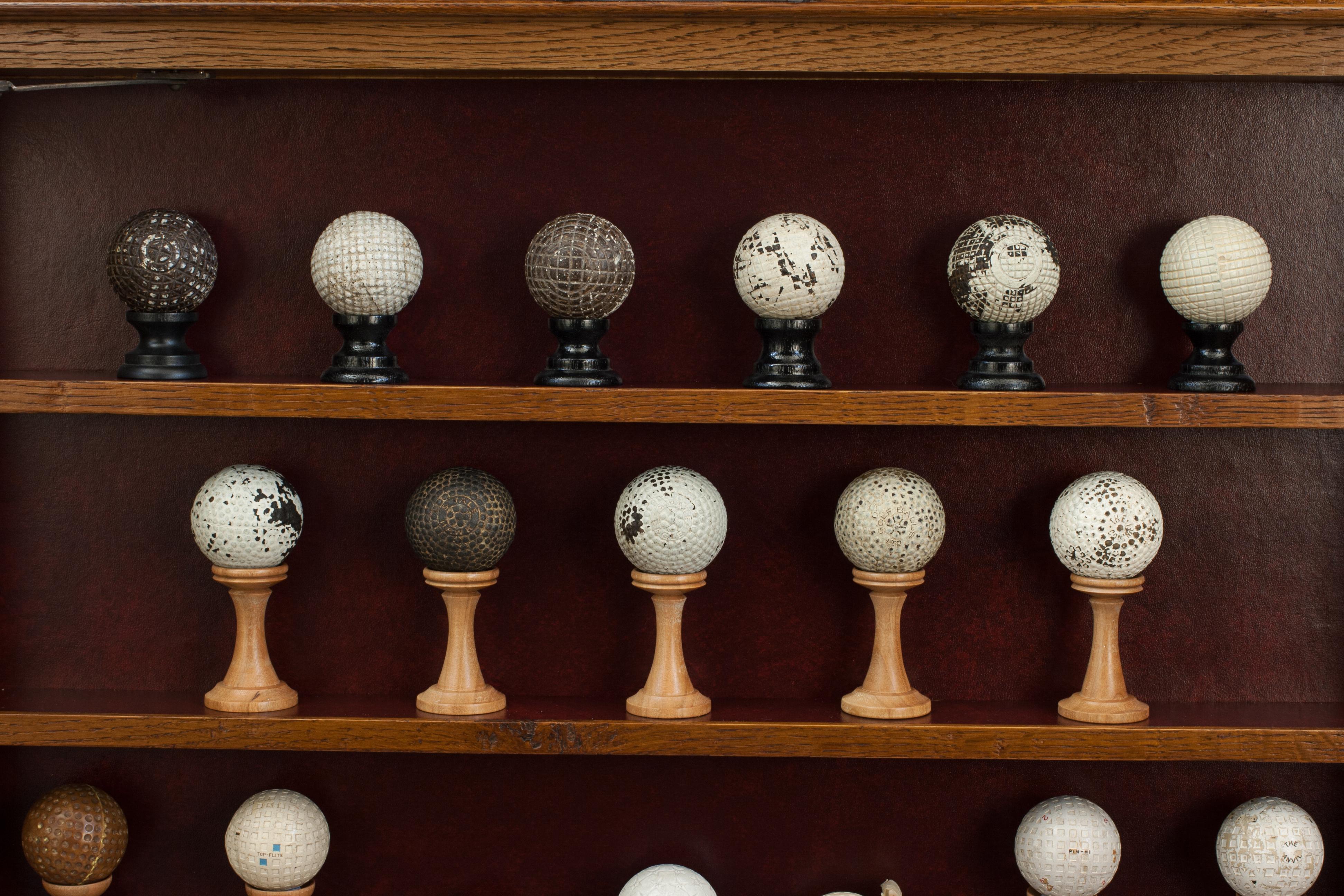 Pelotas de golf antiguas en vitrina Roble en venta