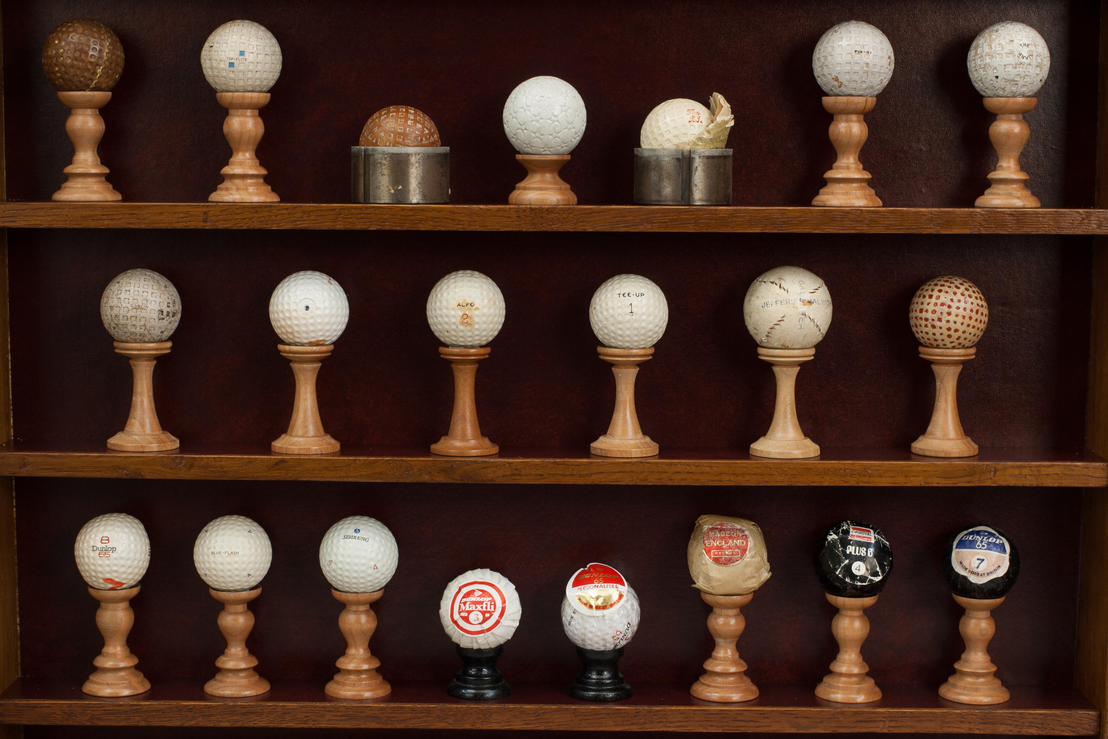 Pelotas de golf antiguas en vitrina en venta 2