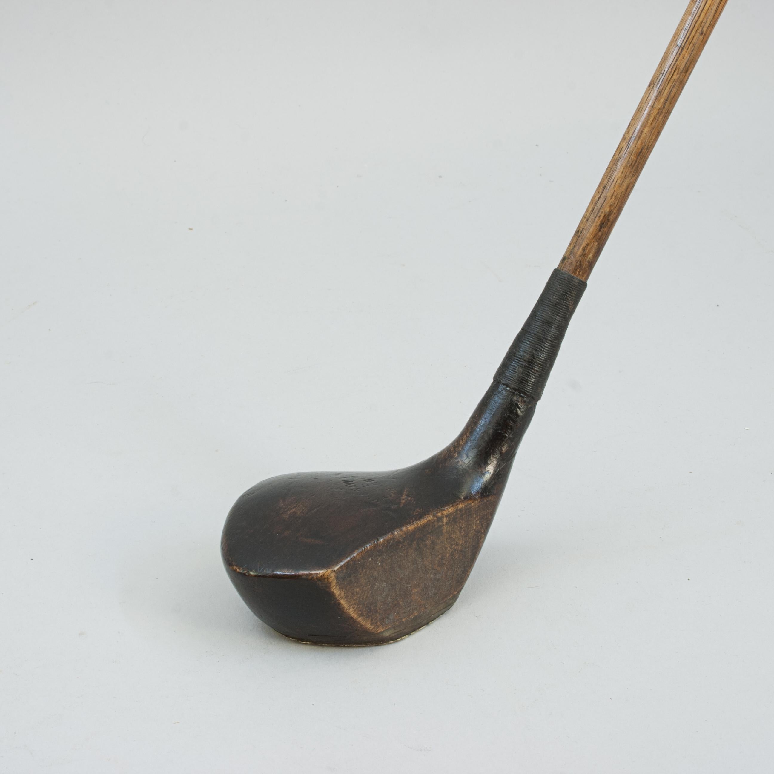 Antico golf club Army & Navy Hickory Brassie.
Un tipico bussolotto d'epoca in legno di cachi dell'Army & Navy Stores di Wood Wood. Questa mazza dall'aspetto fantastico ha una testa lucidata, un peso in piombo nella parte posteriore, una tradizionale