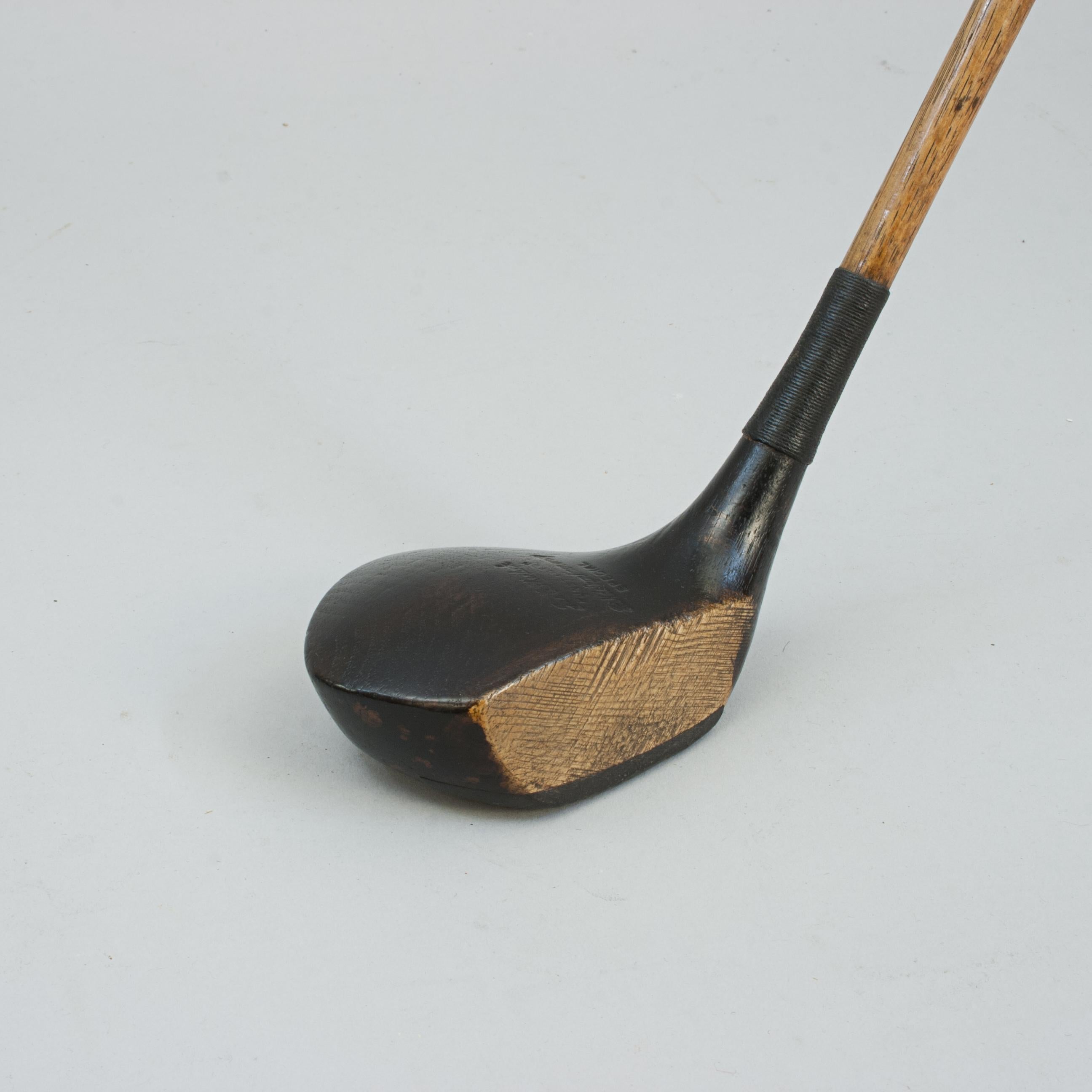 Antique Hickory Golf Club, James Sherlock.
Un driver di buona qualità con testa a bussola, cachi e hickory, realizzato dal golfista locale George James, Hunstanton, Oxford. L'asta originale in hickory con impugnatura in pelle lucida e timbro