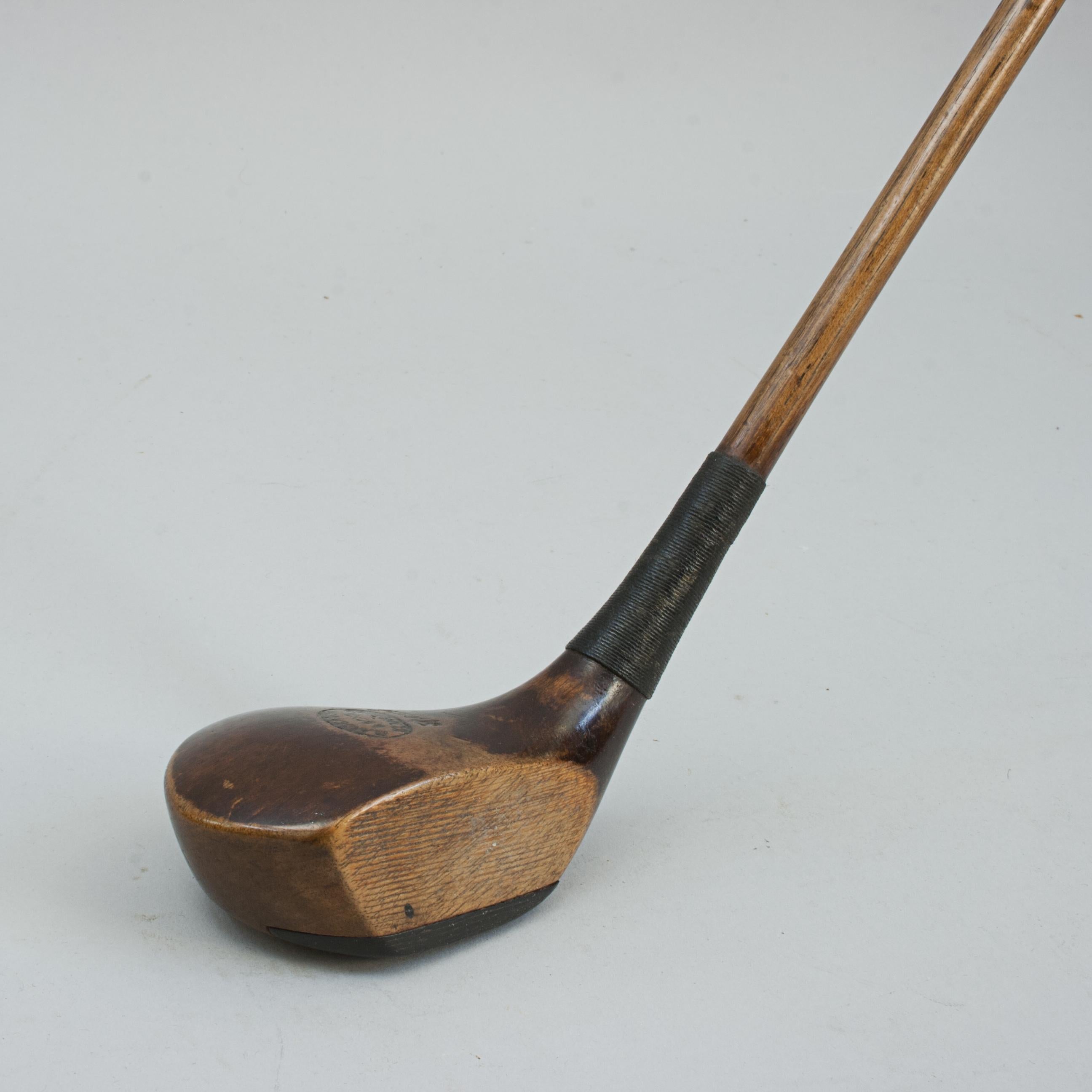 D. Anderson & Sons, Andrew Andrews, Driver.
Un tipico bussolotto d'epoca in legno di cachi di D. A. Anderson & Sons, St Andrews, Wood Wood. Questa mazza dall'aspetto fantastico ha una testa lucidata, un peso in piombo nella parte posteriore e il