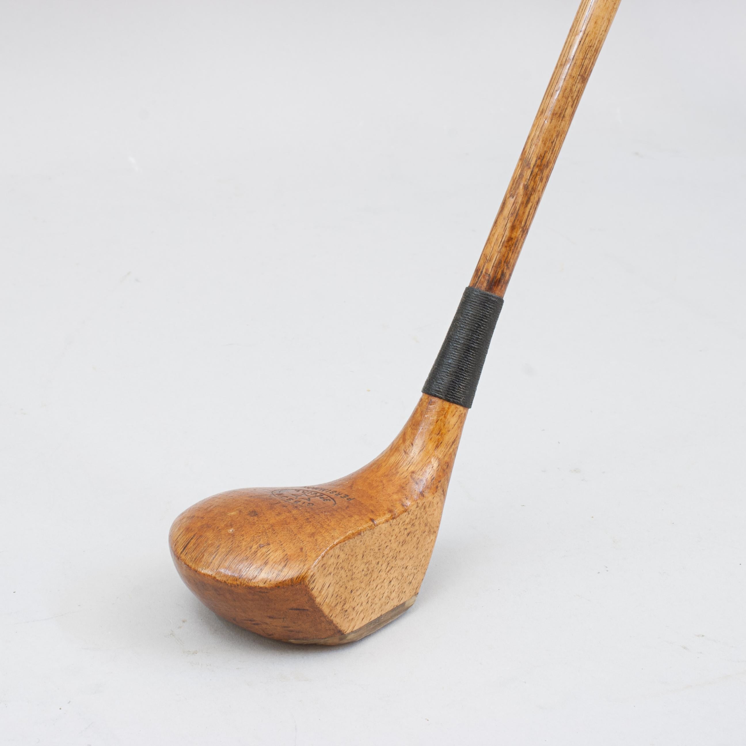Antiker Gibson Scared Head Golf Club.
Ein schöner originaler Socket Head Persimmon Holzkopf Driver mit Hickory Schaft und ersetztem Wildledergriff. Der Schlägerkopf mit traditionellem Horn-Slip entlang der Vorderkante der Sohle und Bleigewicht nach