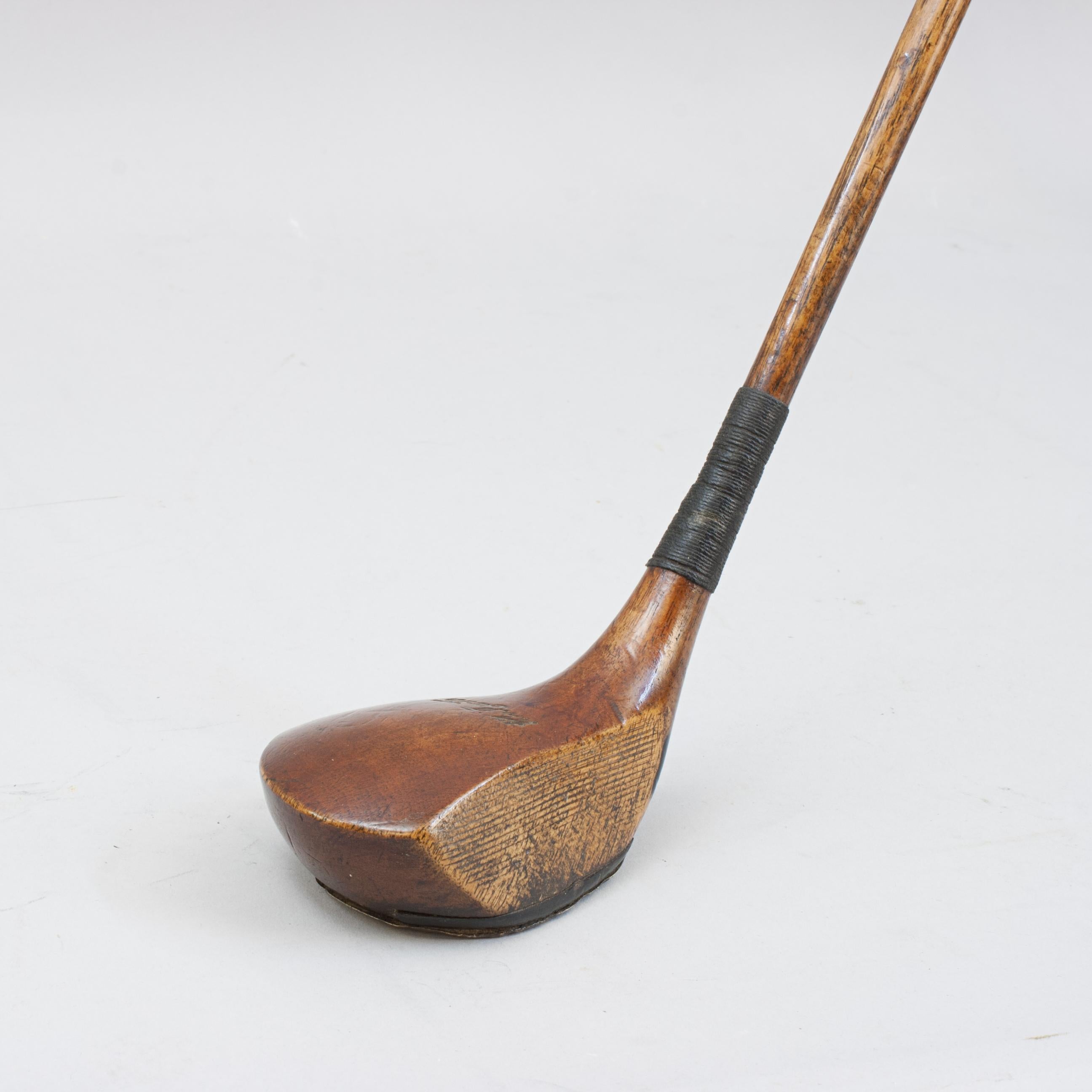 Golf Club antico, Brassie By Curtis.
Un tipico bussolotto d'epoca in legno di cachi, realizzato da Herbert Wood Curtis, Bournemouth. Questa mazza dall'aspetto fantastico ha una testa lucidata, un peso in piombo nella parte posteriore e la
