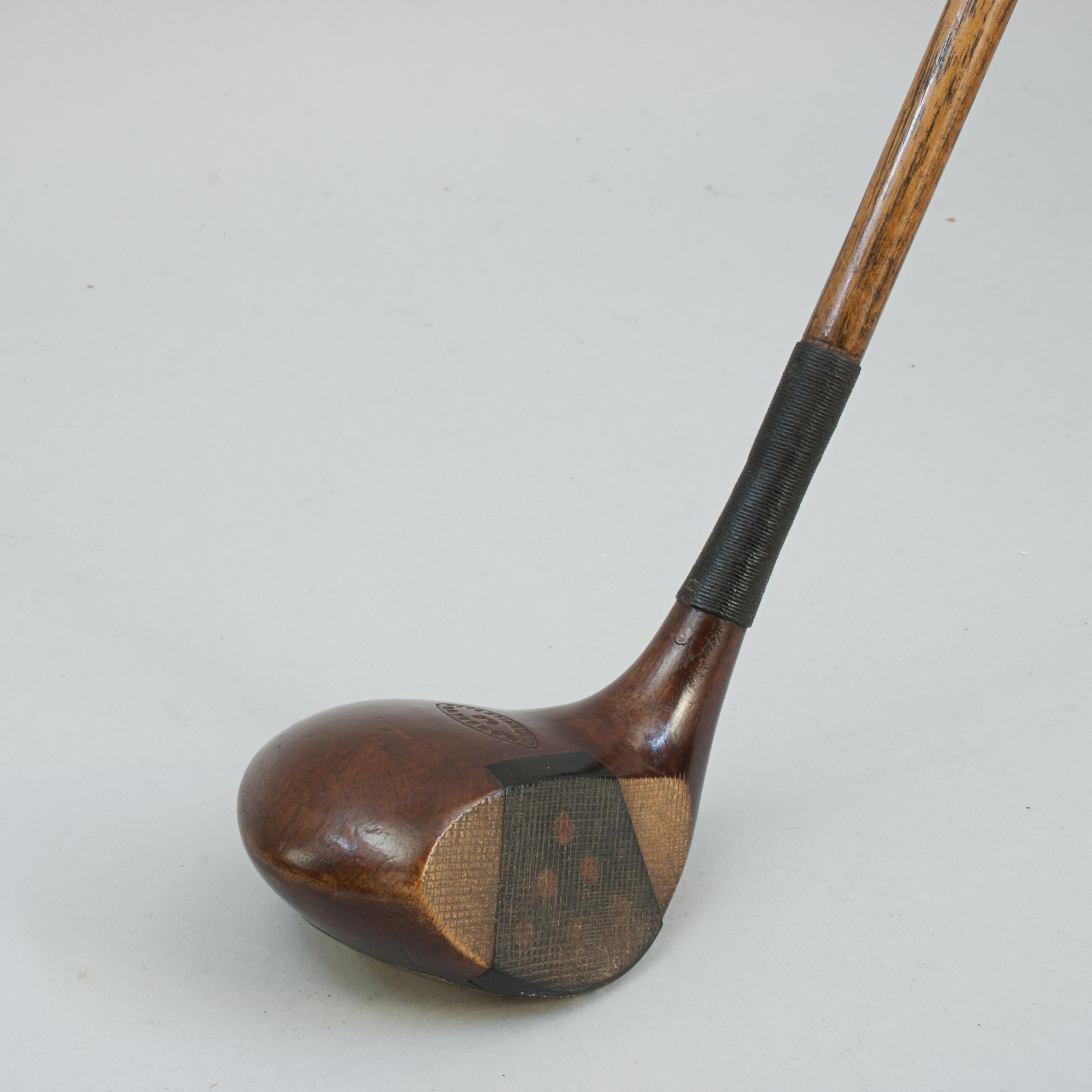 Antiguo palo de golf Hickory Brassie.
Un destornillador de madera de caqui con cabeza hueca típico de la época, obra de A. Andrews. Este magnífico palo tiene la cabeza pulida, la cara con clavijas, un peso de plomo en la parte trasera, el