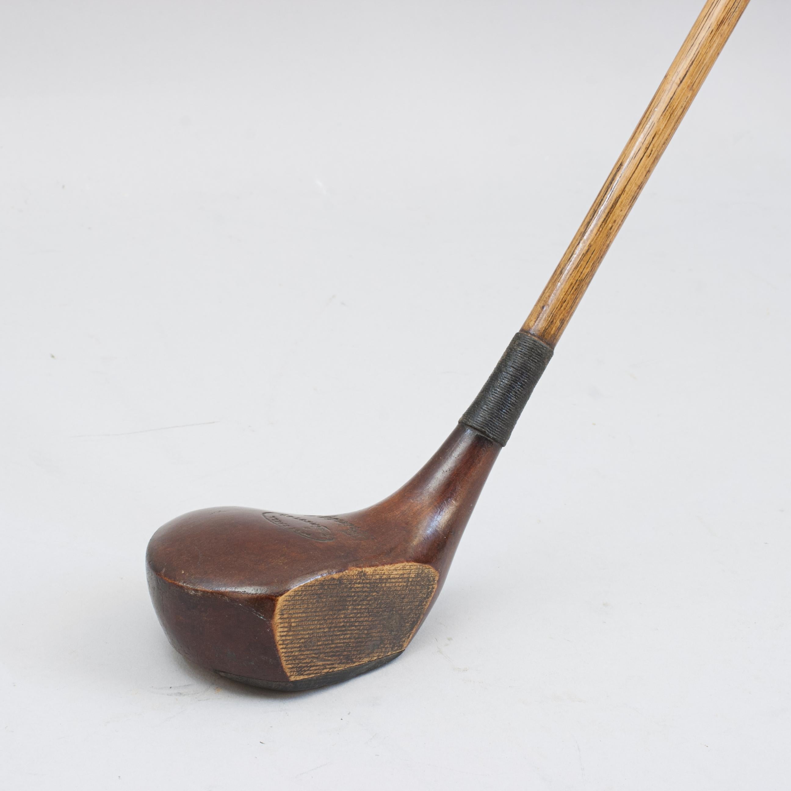 Antiker Golfschläger, Holzdriver von Mitchell of Manchester.
Ein typischer Sockelkopf aus Persimonenholz von Mitchell of Manchester. Dieser großartig aussehende Schläger hat einen polierten Schlägerkopf, ein Bleigewicht auf der Rückseite und den