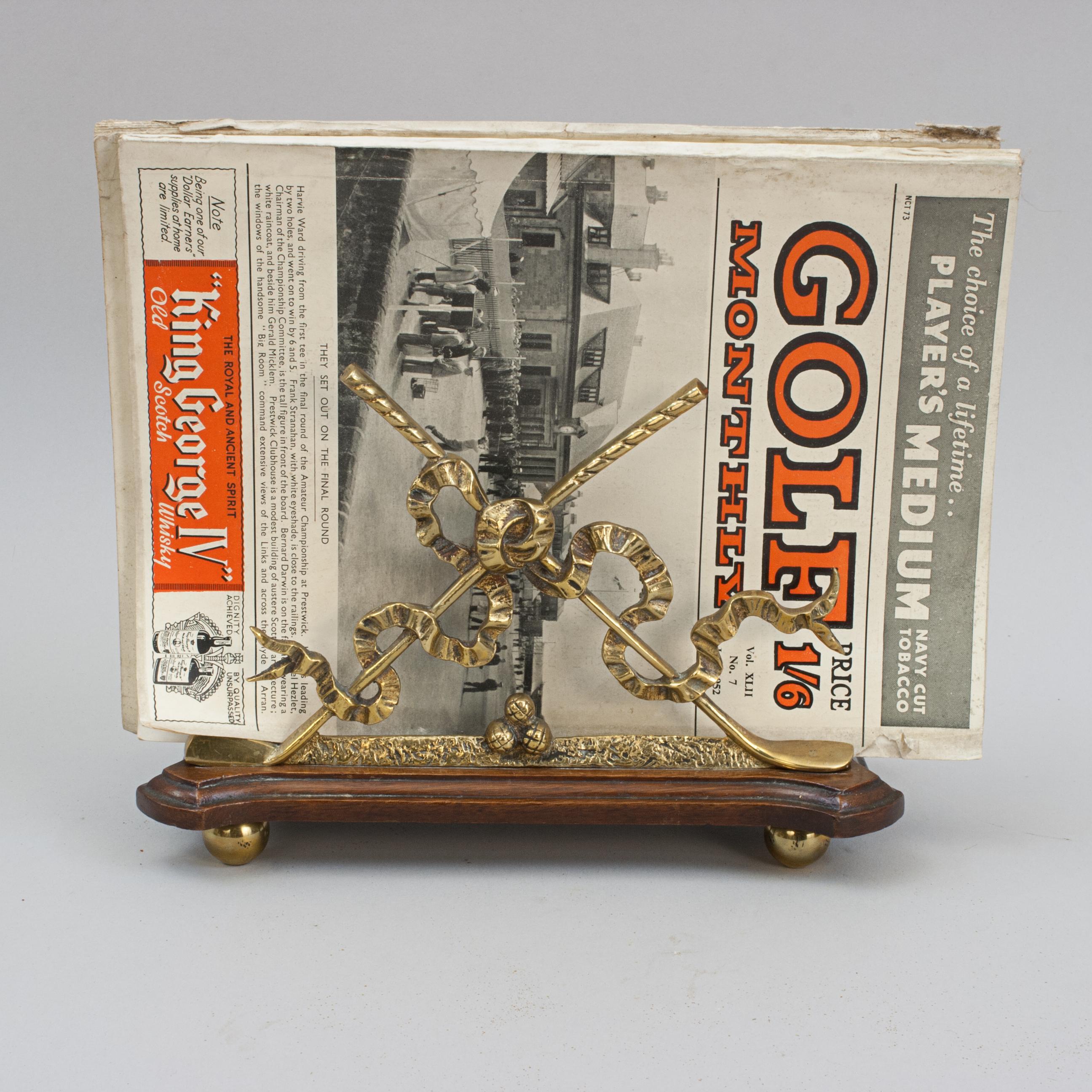 Portacartas de latón vintage, portacartas.
Un buen portacartas de latón de principios del siglo XX con temática de golf. Las piezas finales del portacartas de escritorio de golf están fabricadas en latón con dos palos de golf cruzados, tres pelotas