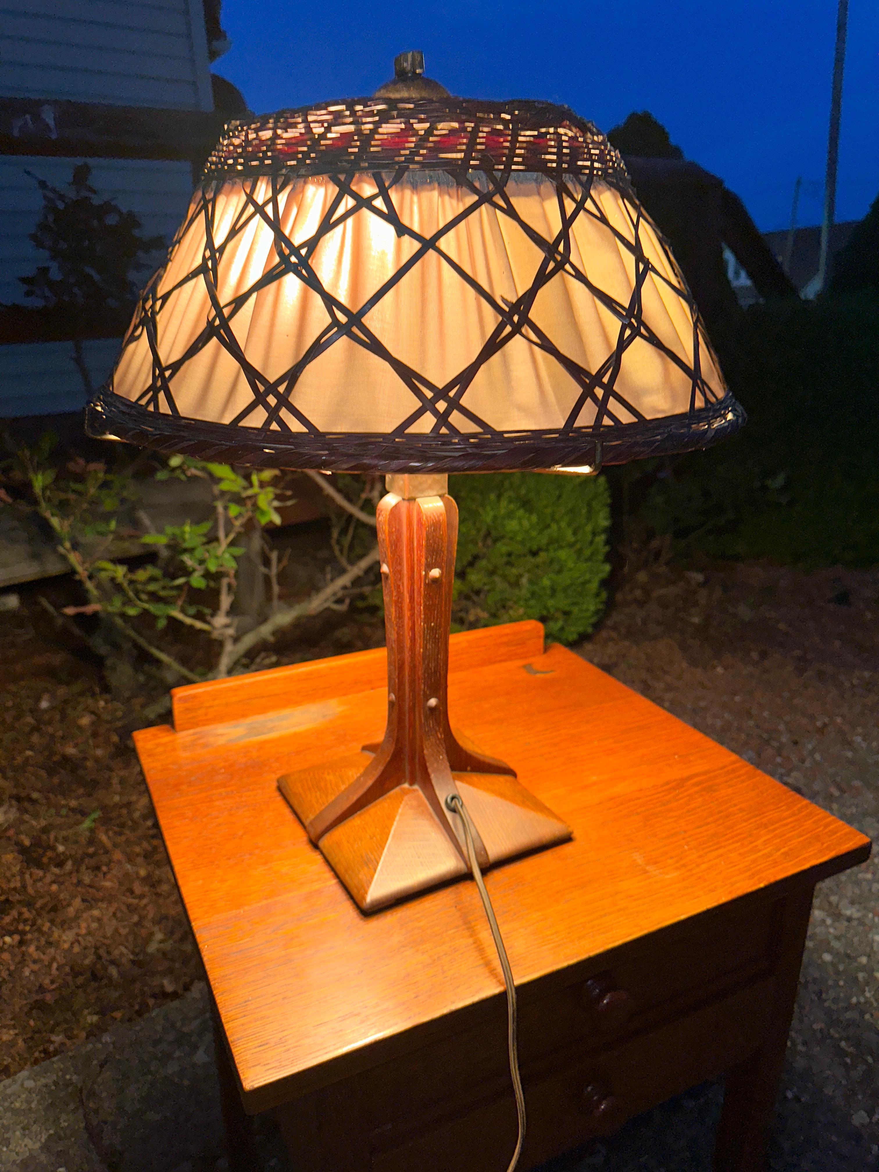 Ancienne lampe de table Gustav Stickley 

Il s'agit d'une très importante lampe de table de Gustav Stickley en excellent état.  Fabriquées au début des années 1900, elles sont en parfait état. Ils sont marqués comme sur la photo avec une grande