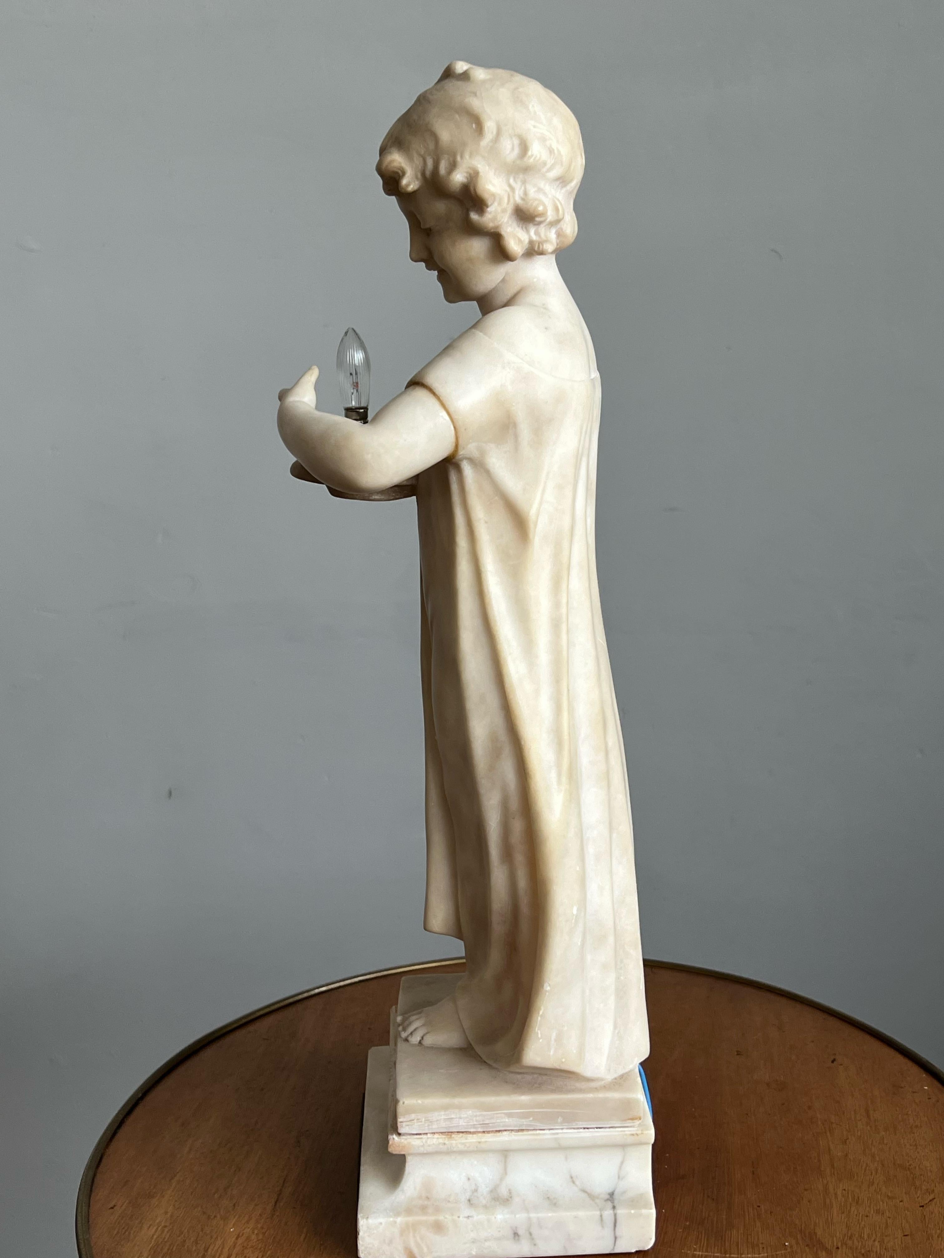 Antike „ Good Night“ Italien Alabaster-Tischlampe mit Mädchenskulptur aus Alabaster von U. Stiaccini, antik im Angebot 2