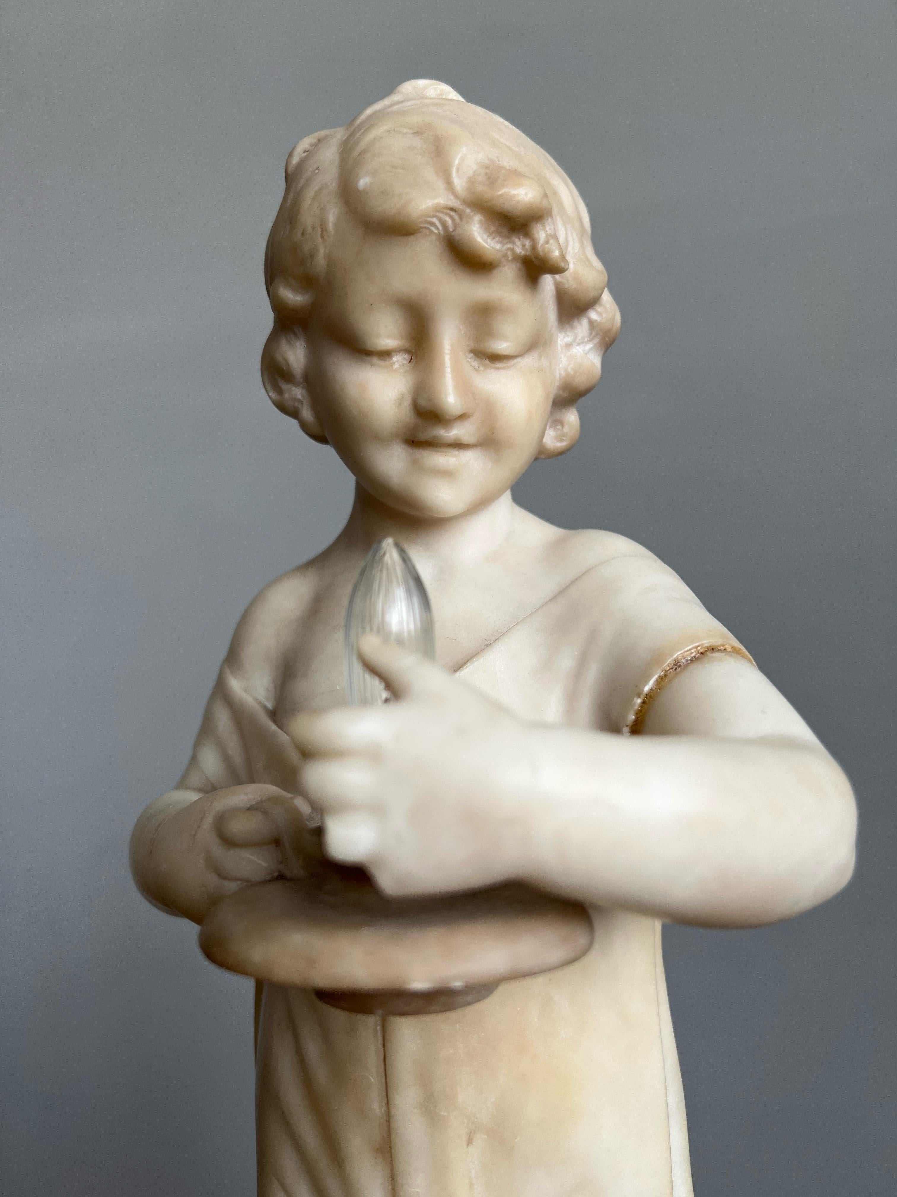 Antike „ Good Night“ Italien Alabaster-Tischlampe mit Mädchenskulptur aus Alabaster von U. Stiaccini, antik (Handgeschnitzt) im Angebot
