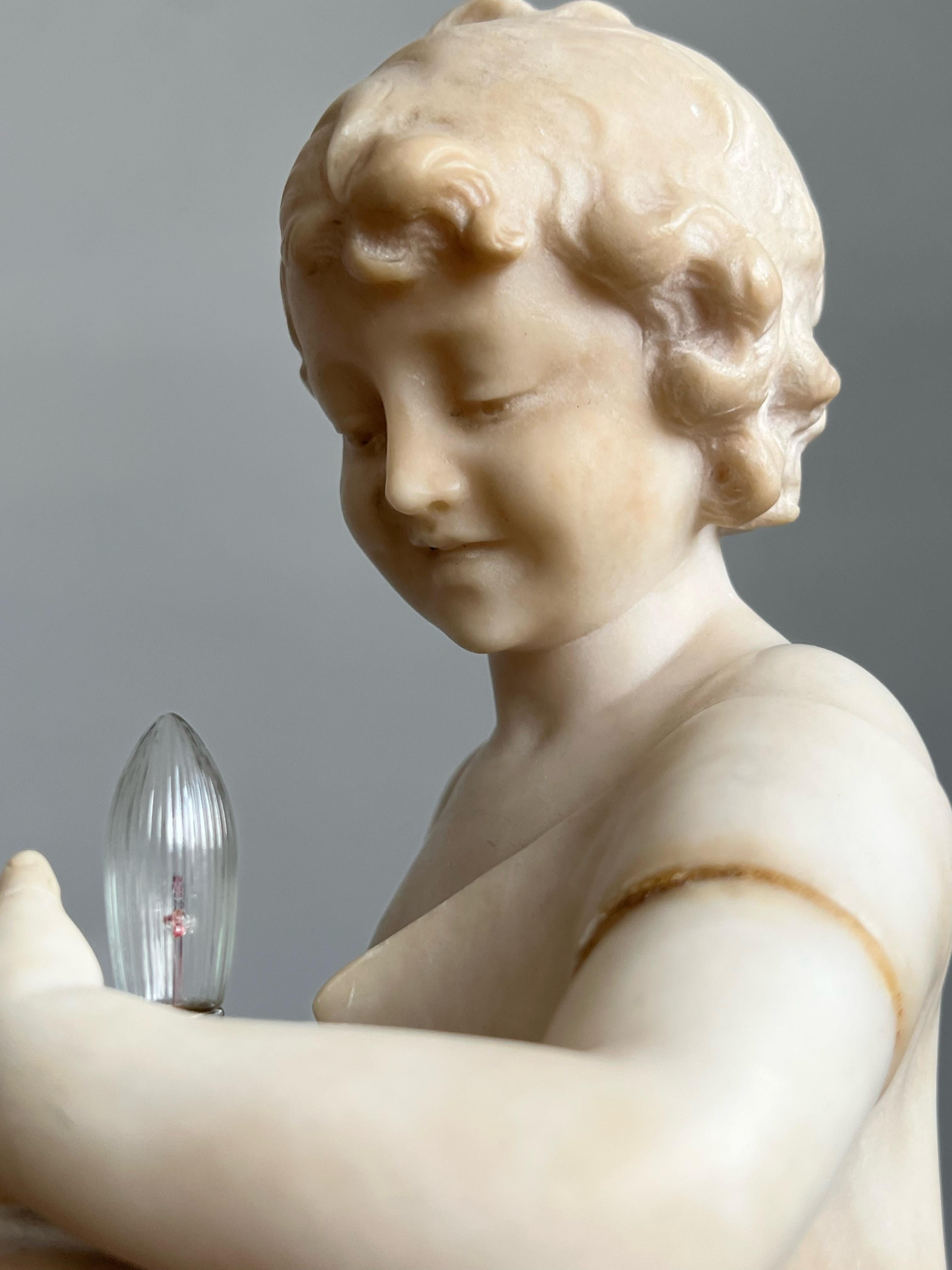 20ième siècle Ancienne lampe de bureau Good Night, Italie, sculpture d'une fille en albâtre par U. Stiaccini en vente