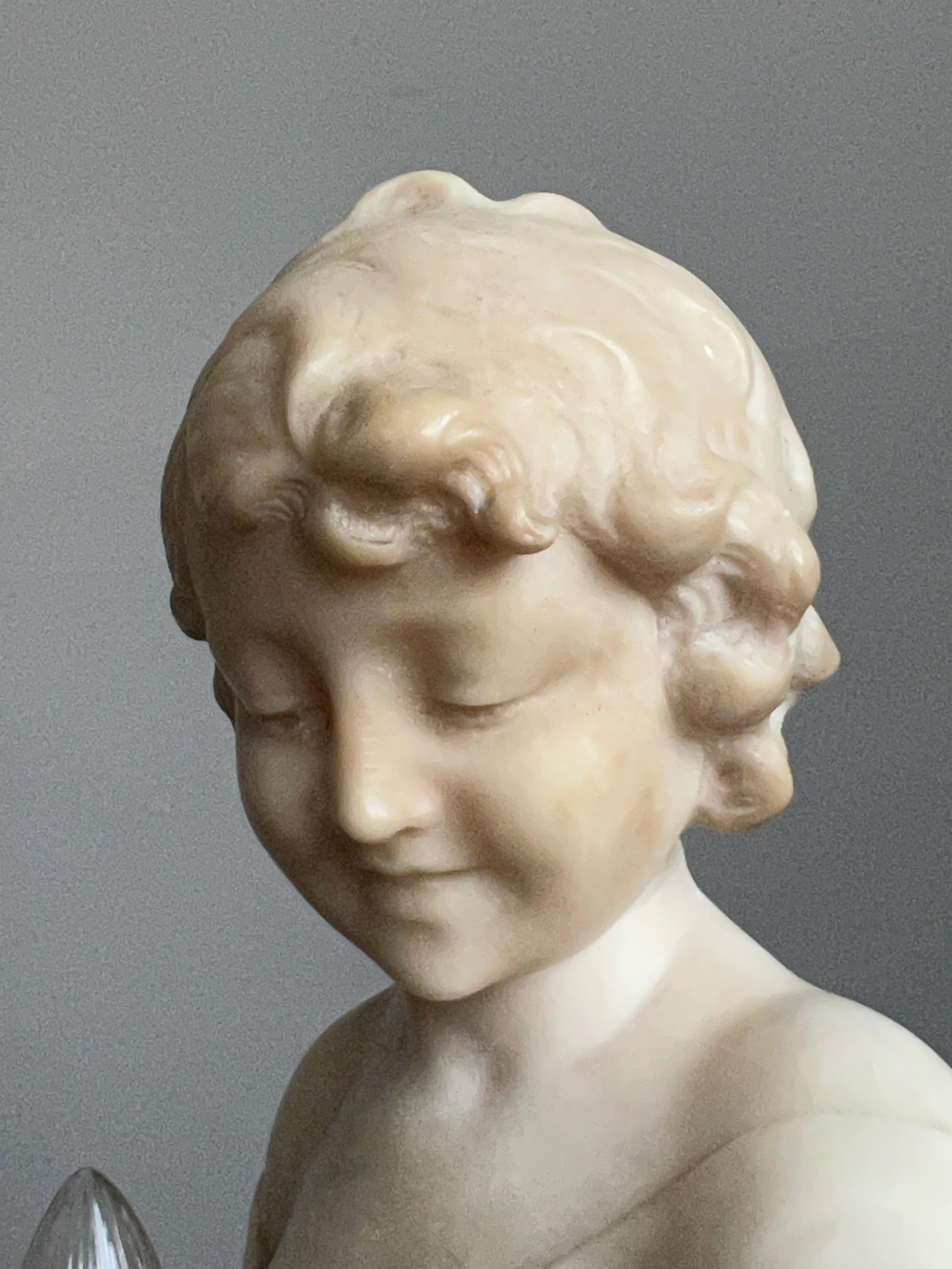 Laiton Ancienne lampe de bureau Good Night, Italie, sculpture d'une fille en albâtre par U. Stiaccini en vente