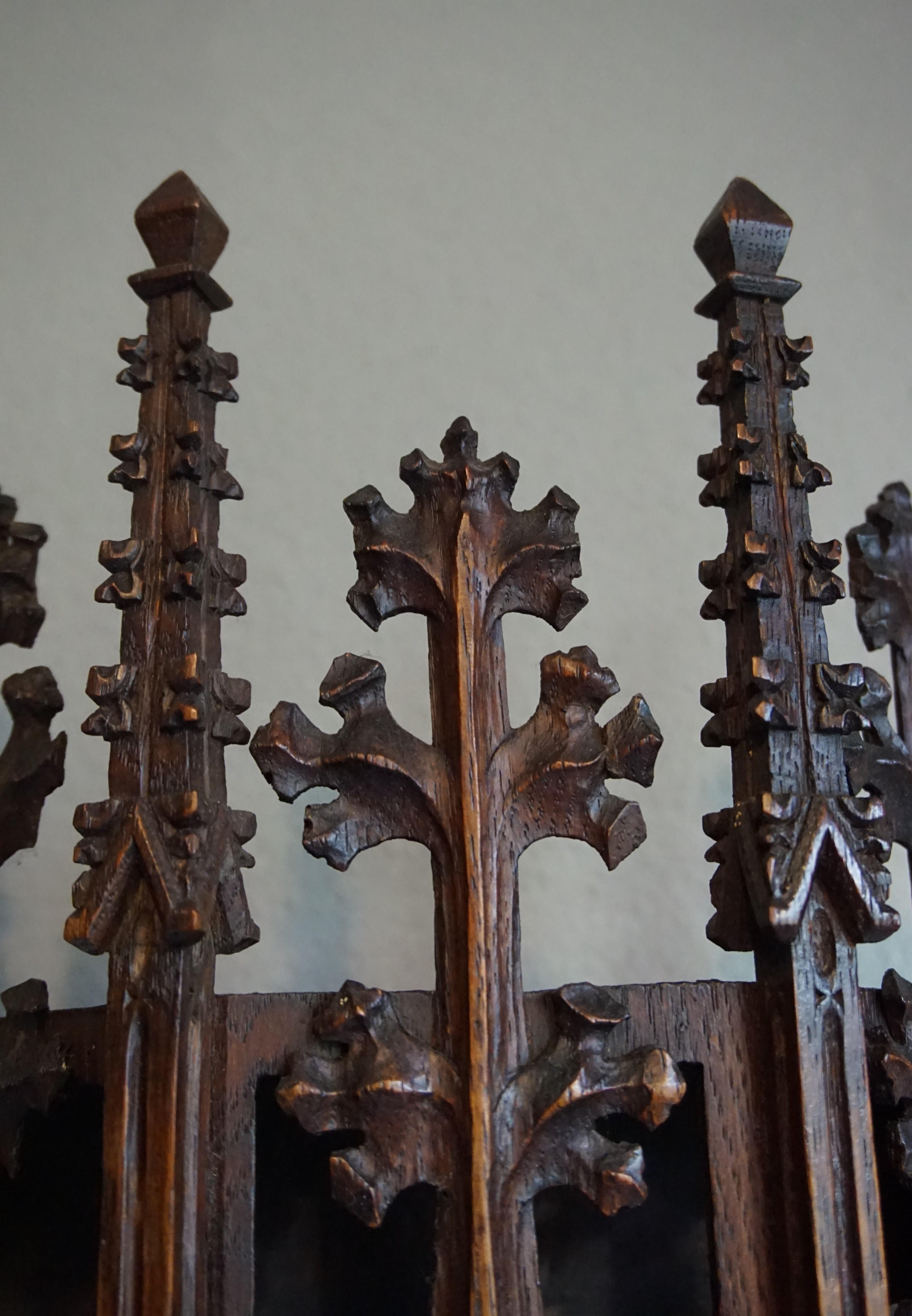 Antique Good Size and Hand Carved Gothic Revival Statue or Saint Console Bracket In Good Condition In Lisse, NL