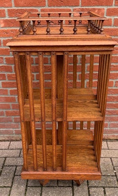 Libreria girevole antica e di buone dimensioni dei primi anni del 1900 in Oak Tiger con ruote originali