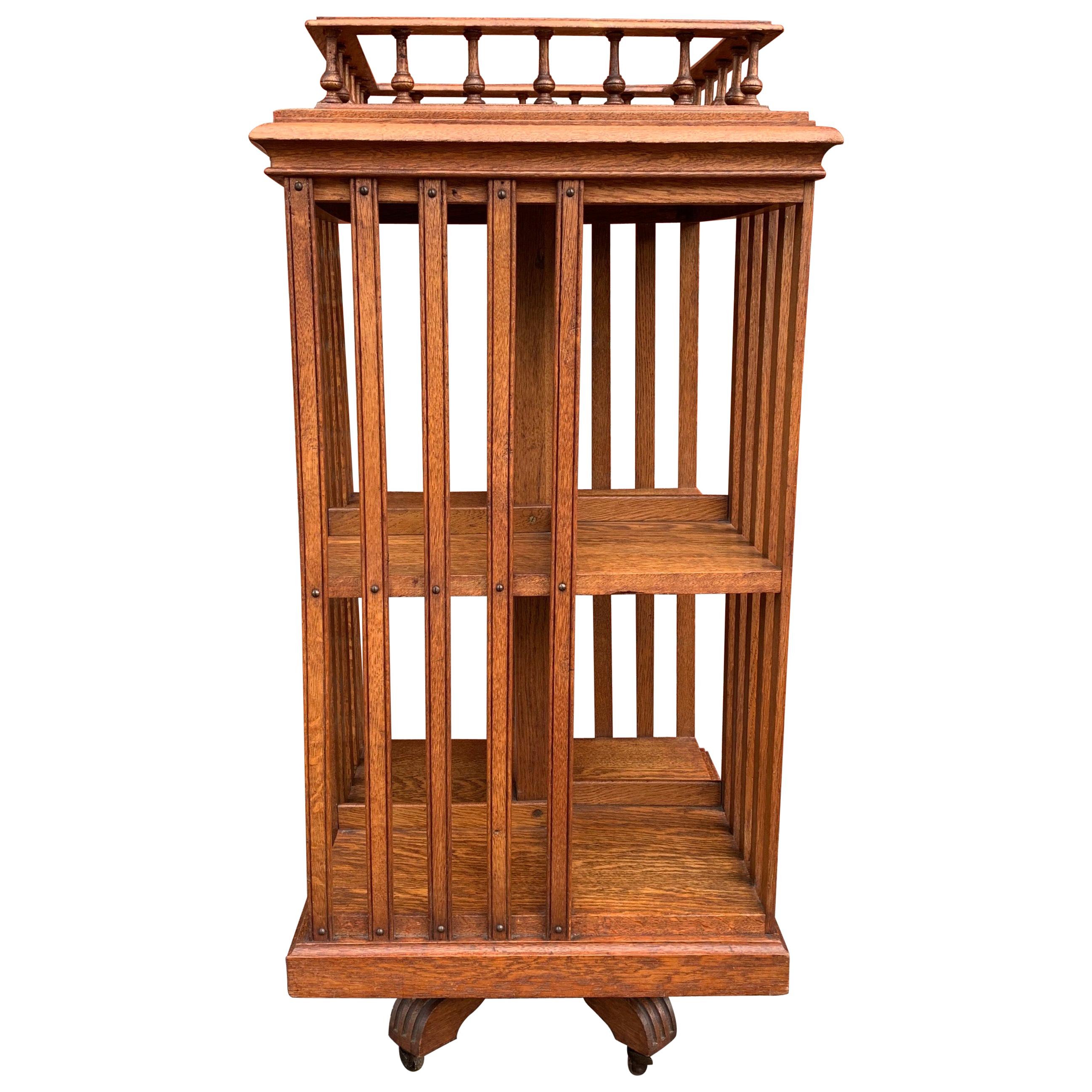 Libreria girevole antica e di buone dimensioni dei primi anni del 1900 in Oak Tiger con ruote originali
