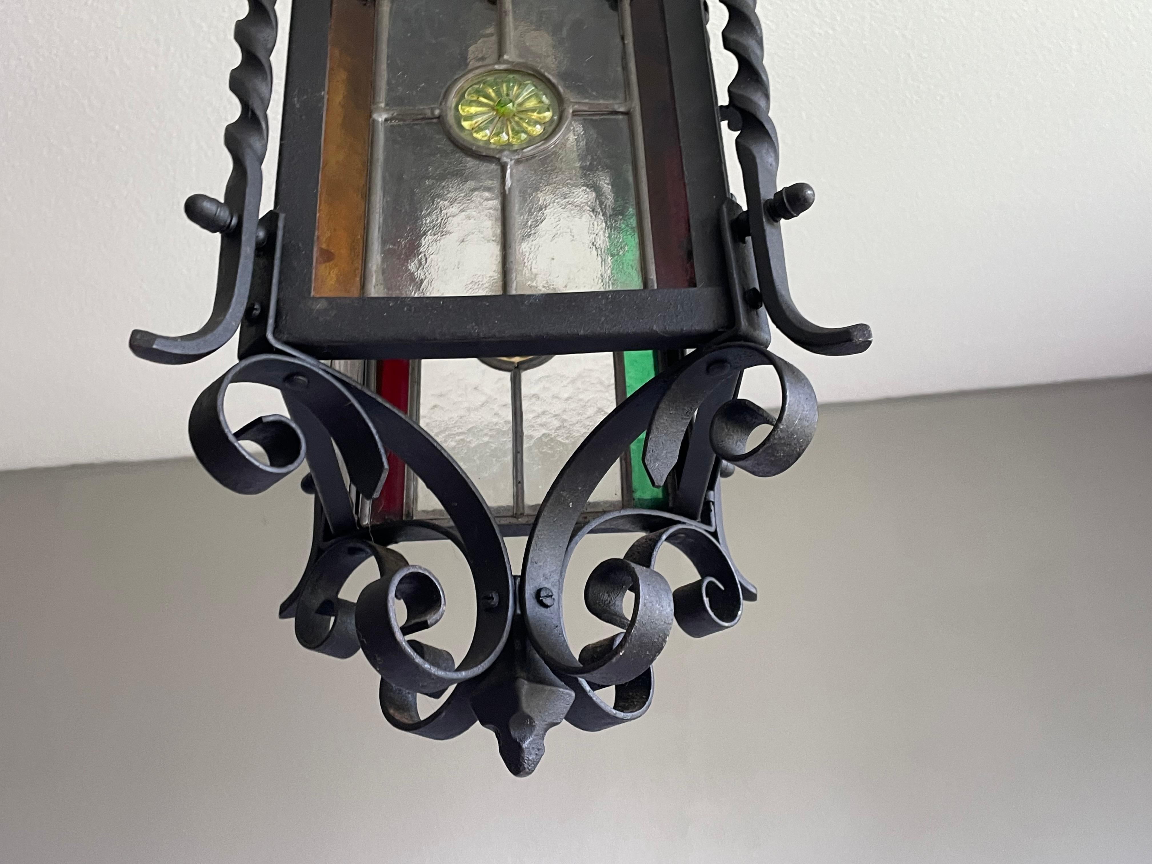 Lanterne de style médiéval ancienne et de bonne taille en fer forgé et verre teinté menthe 5