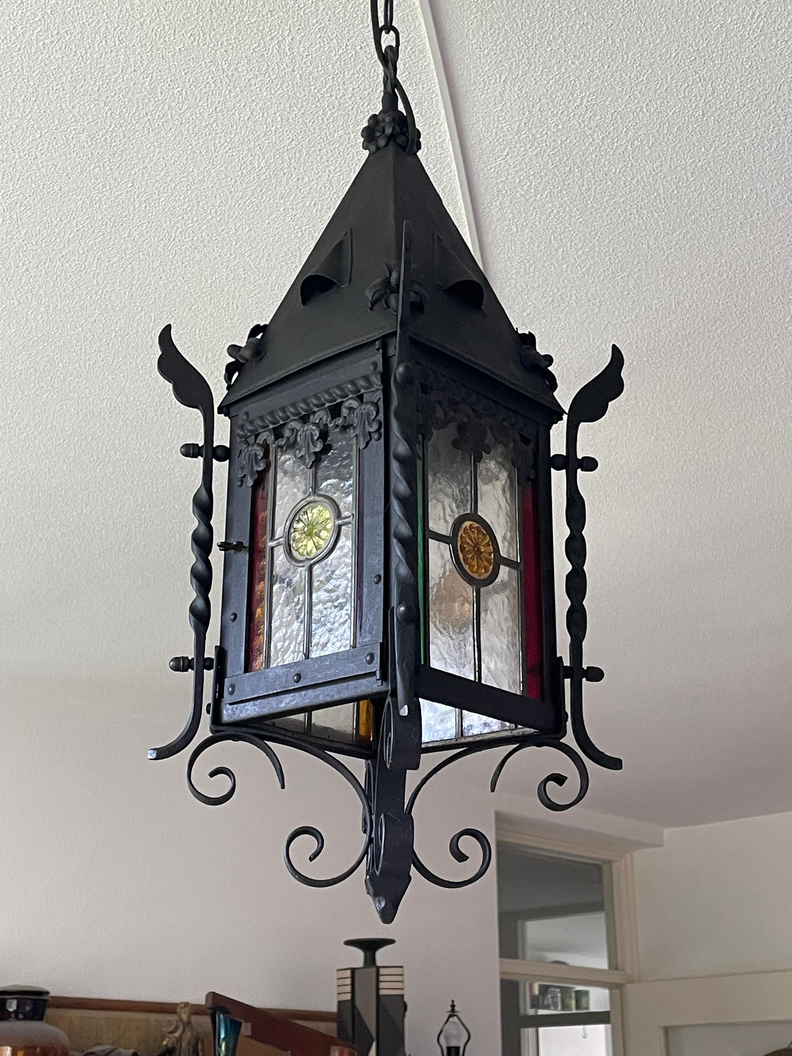 Lanterne de style médiéval ancienne et de bonne taille en fer forgé et verre teinté menthe 9